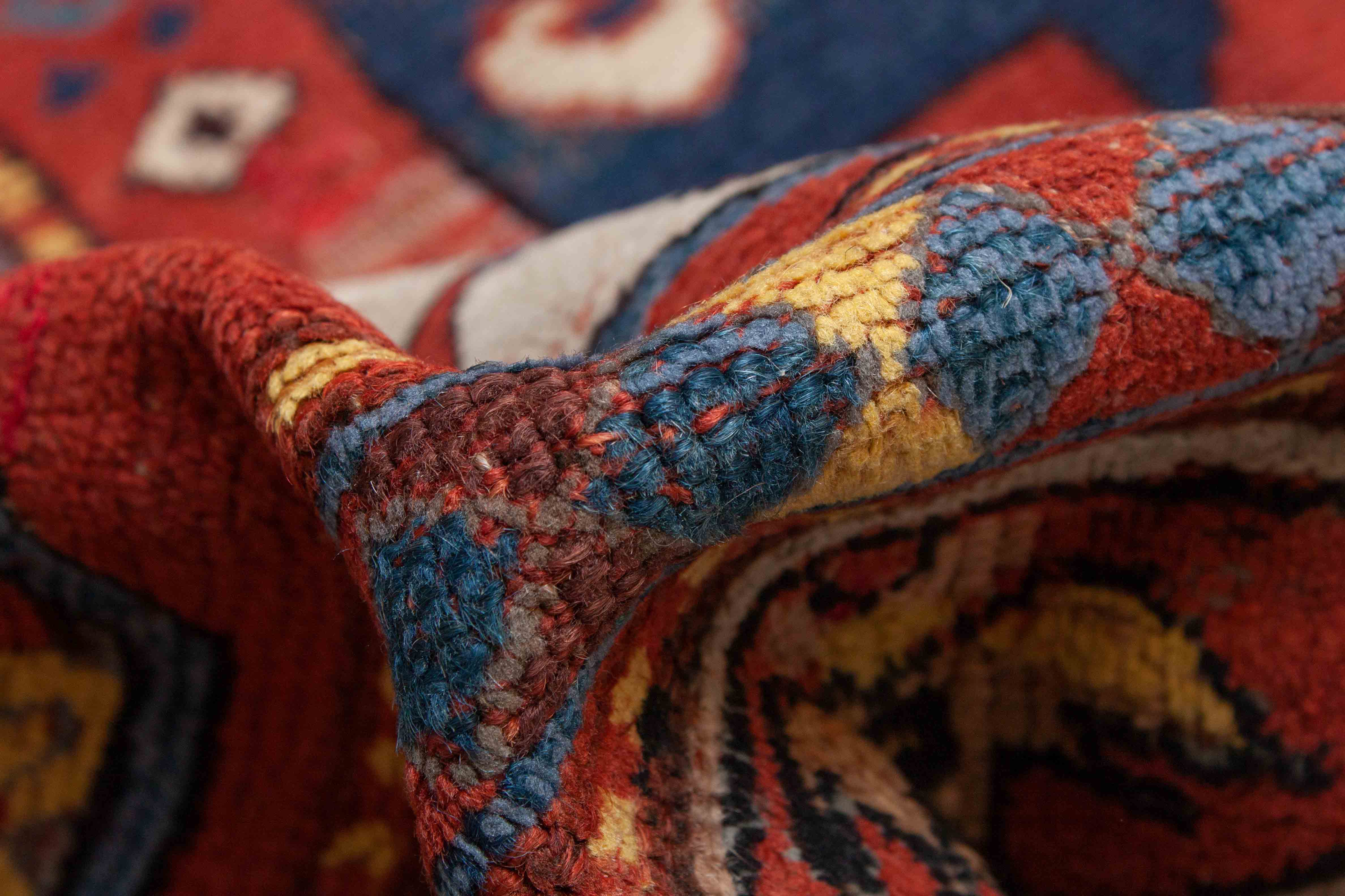 Antiker Kazak Teppich in hellrot, beige und 212 cm x 178 cm groß