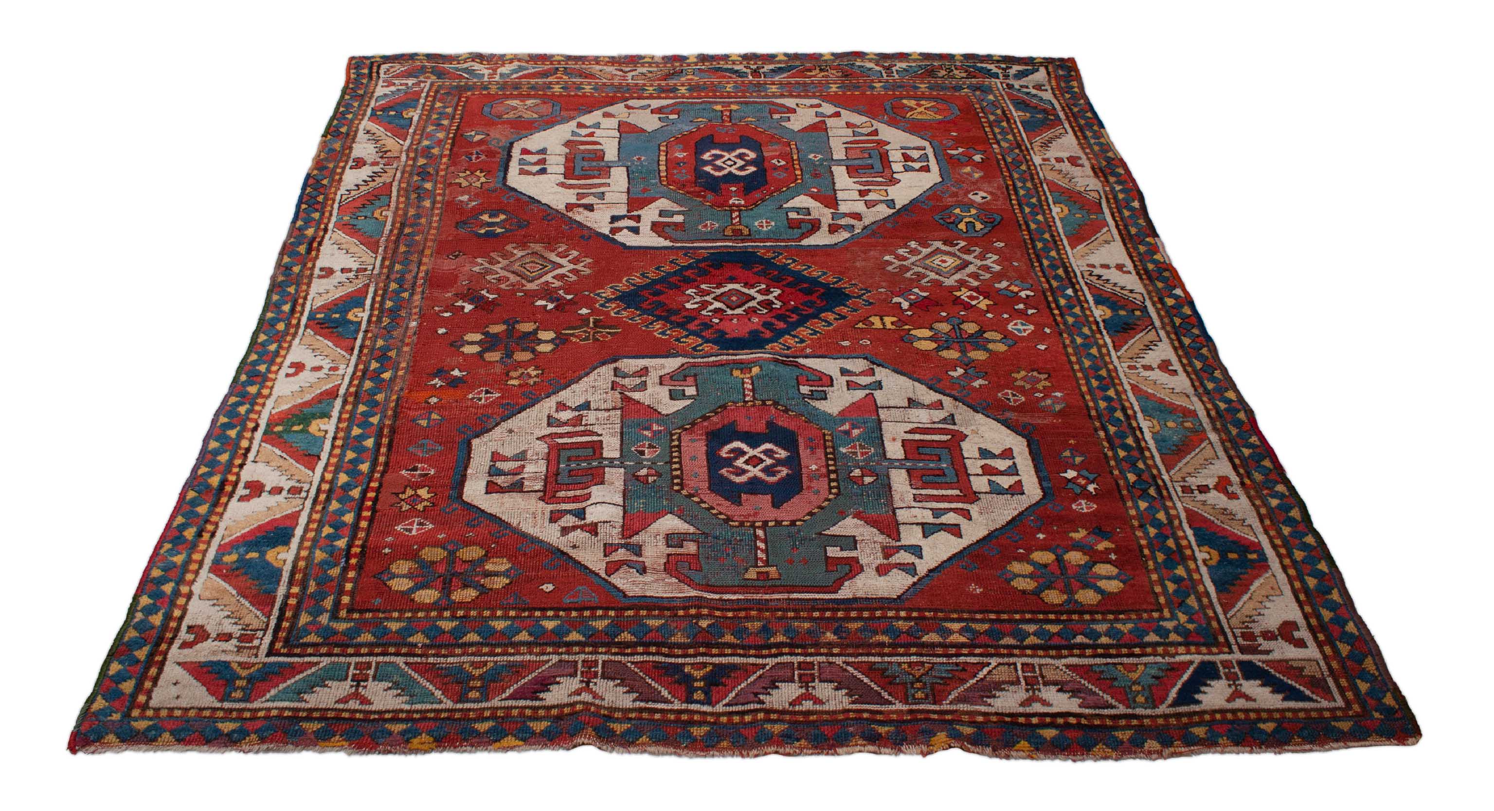 Antiker Kazak Teppich in hellrot, beige und 212 cm x 178 cm groß