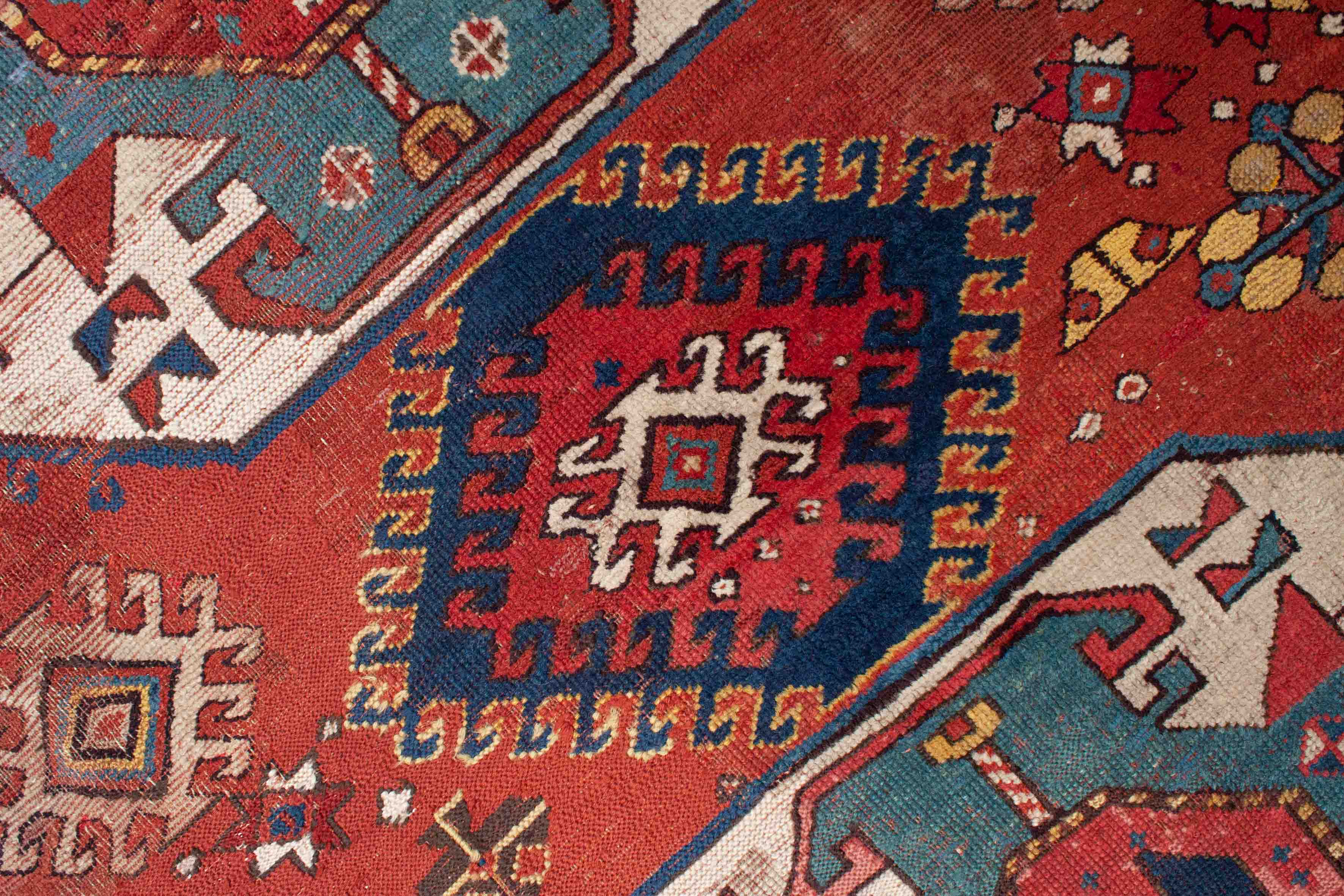 Antiker Kazak Teppich in hellrot, beige und 212 cm x 178 cm groß