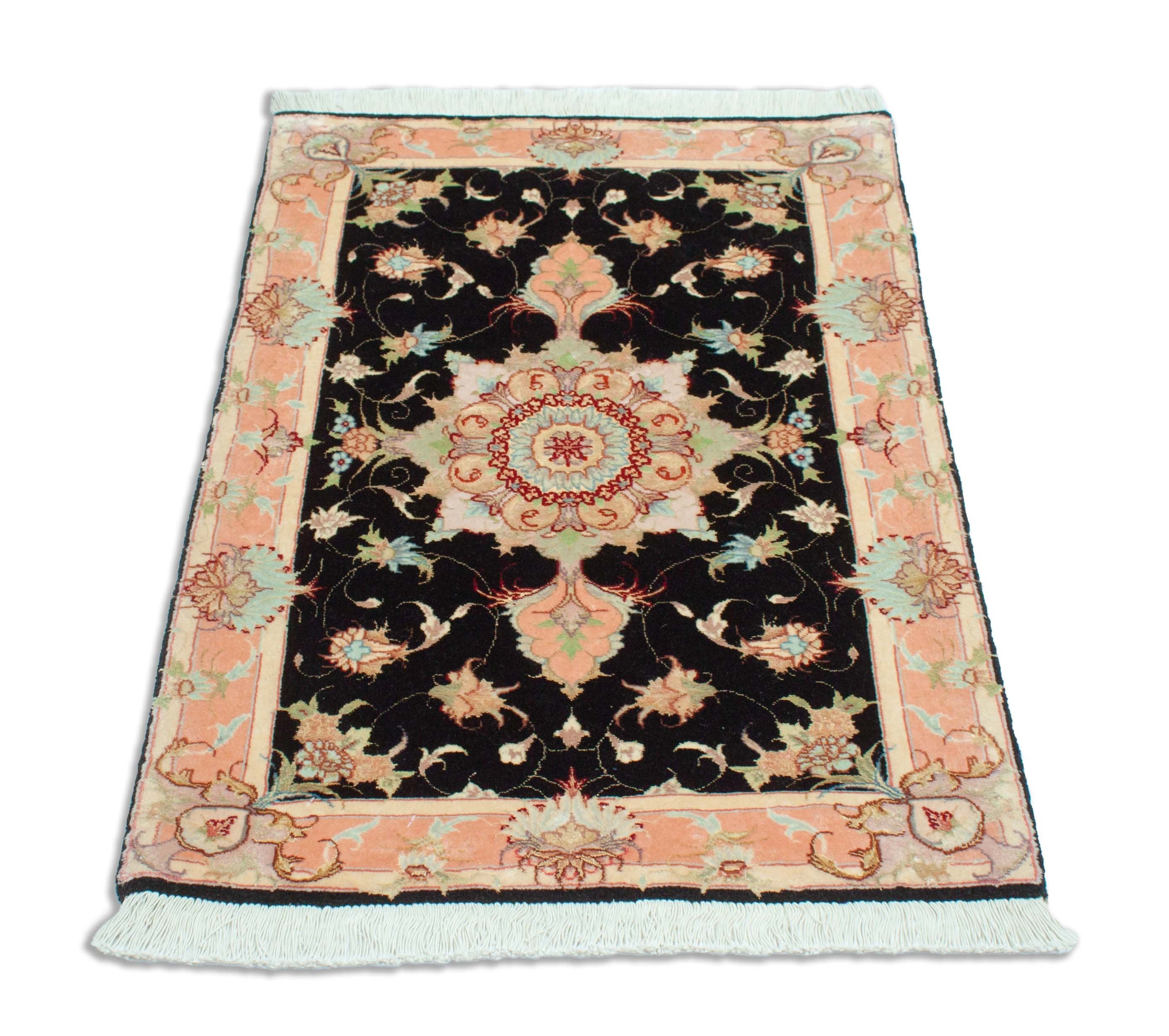 Eine Fotoaufnahme eines Täbriz Teppichs.