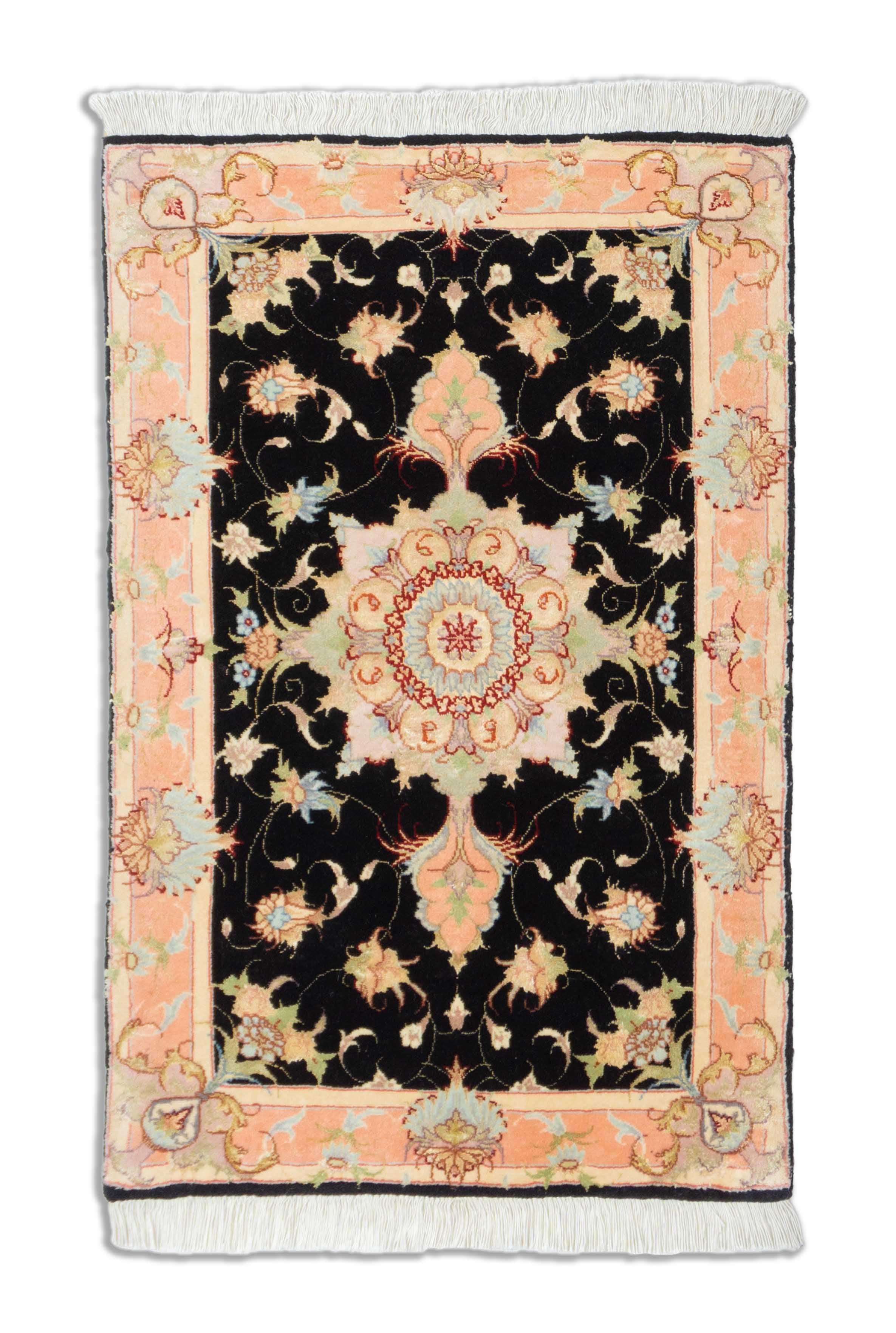 Eine Fotoaufnahme eines Täbriz Teppichs.