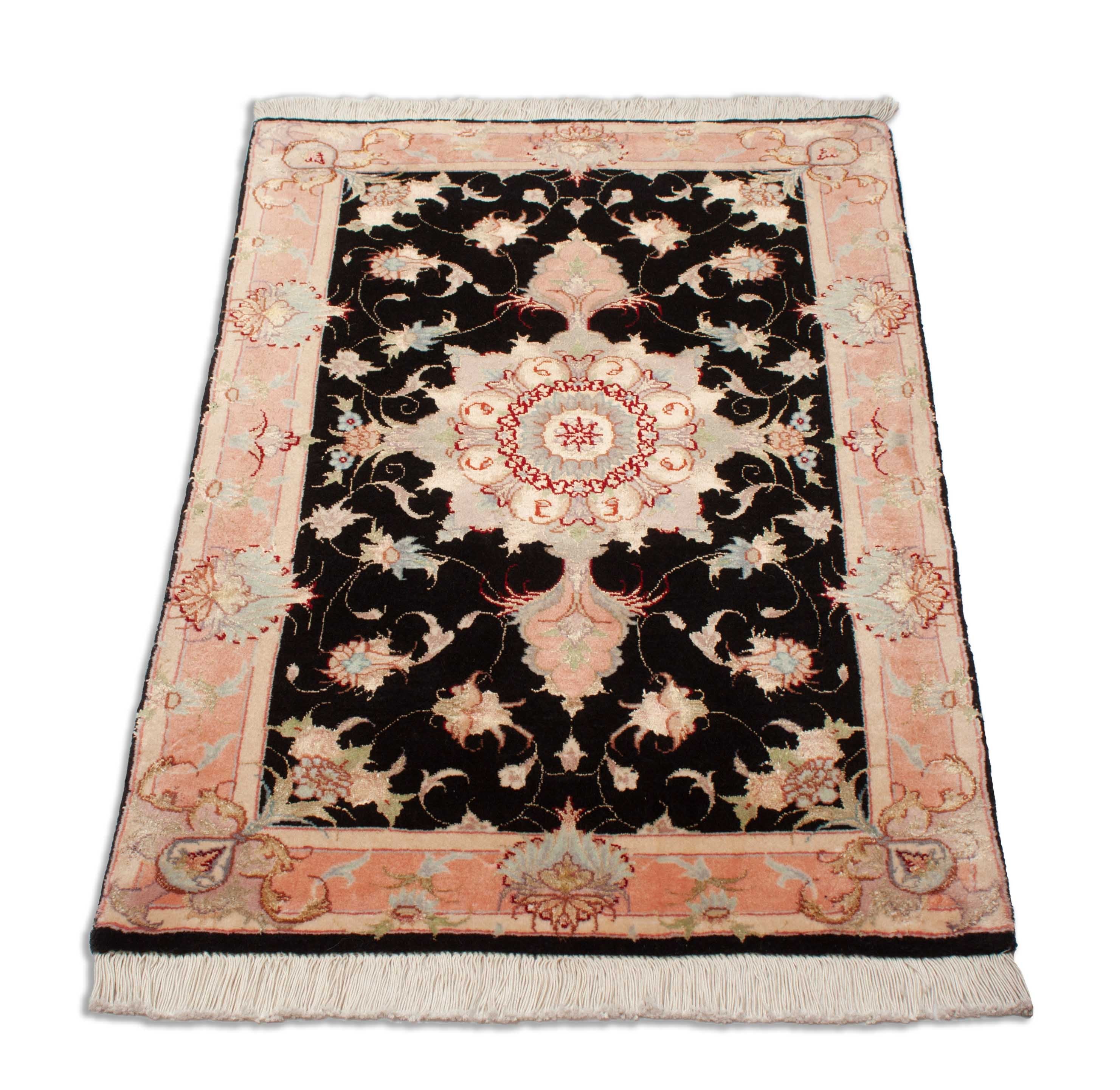 Eine Fotoaufnahme eines Täbriz Teppichs.