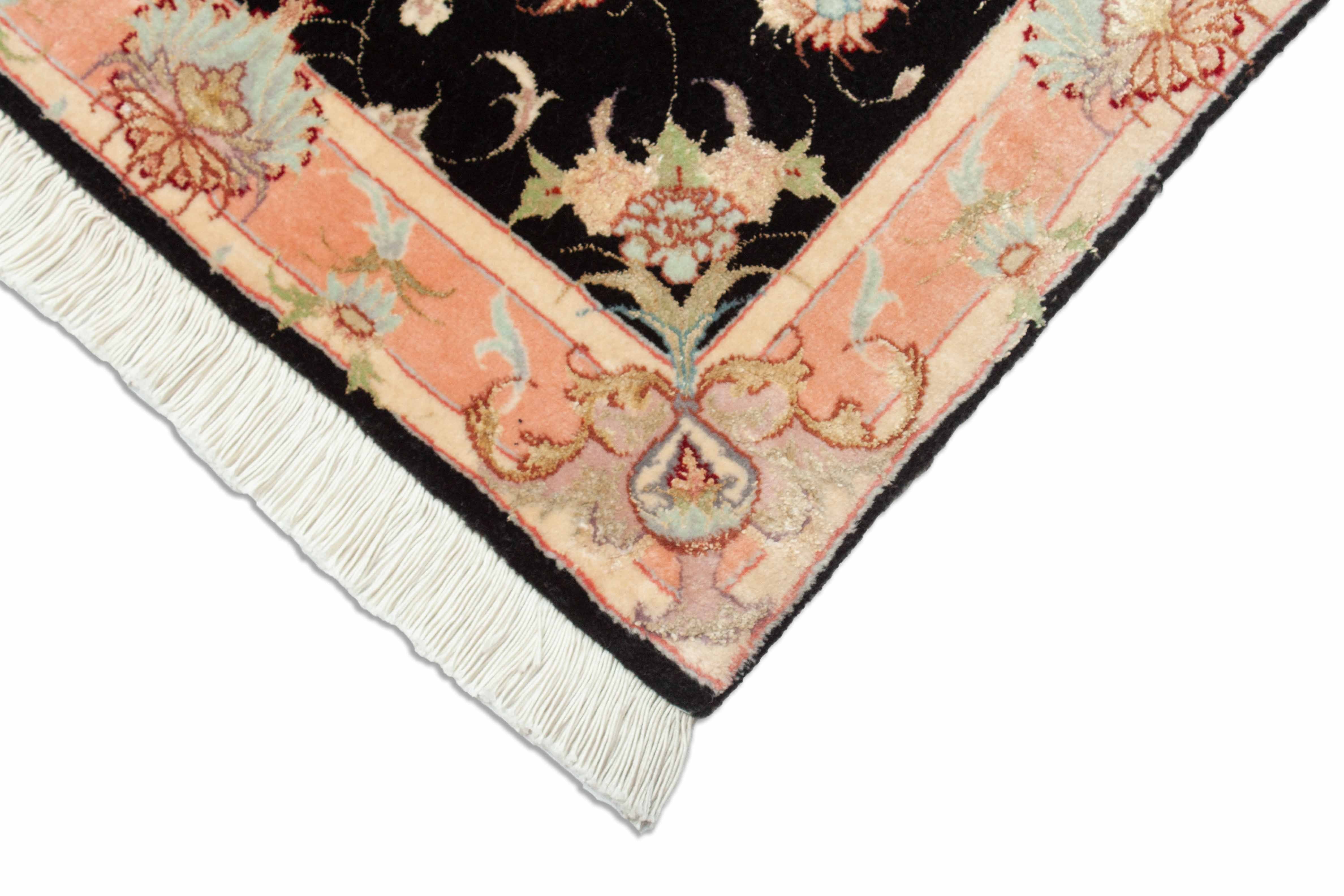 Eine Fotoaufnahme eines Täbriz Teppichs.