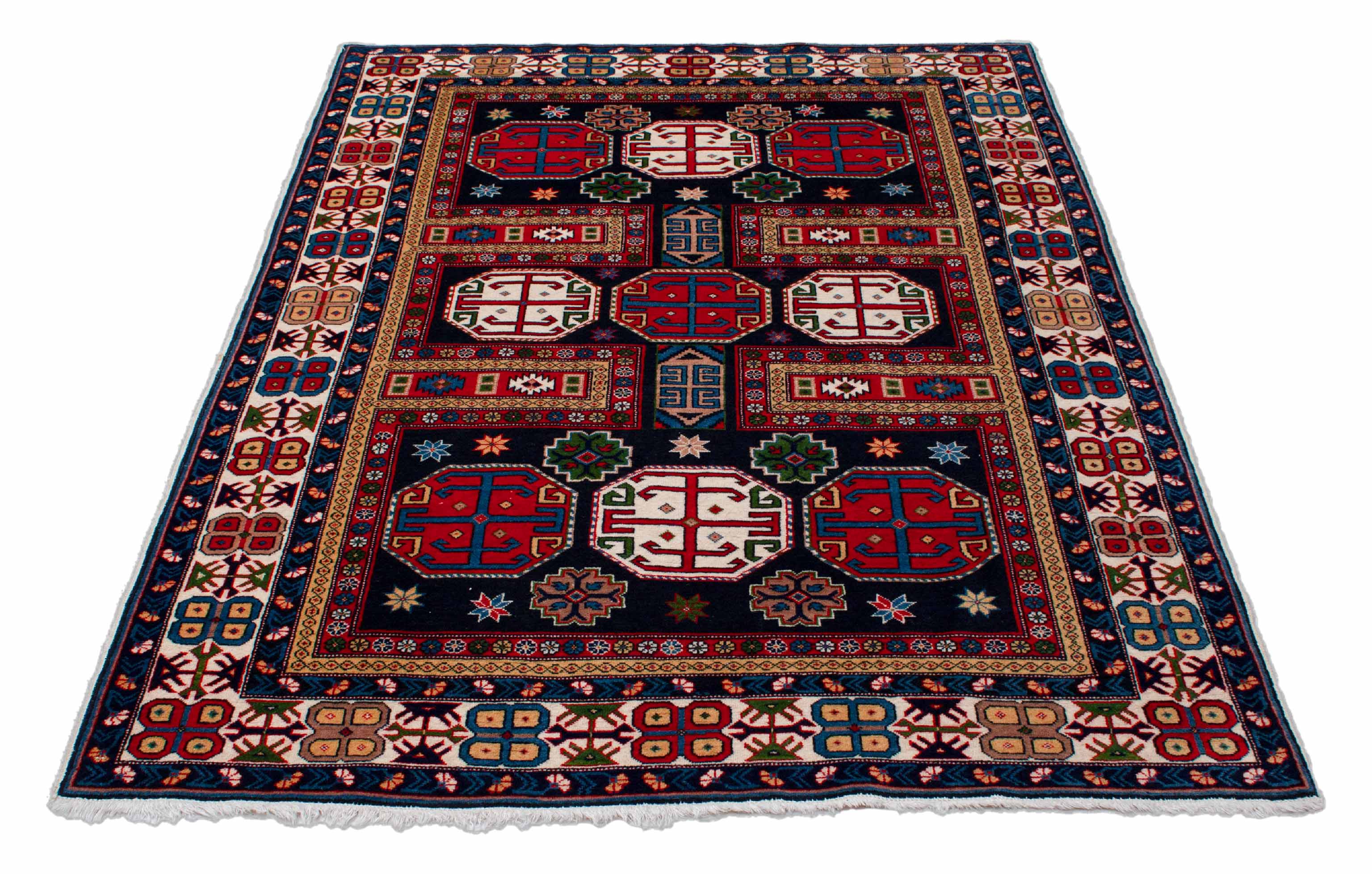 Eine Fotoaufnahme eines Schirwan Teppichs.