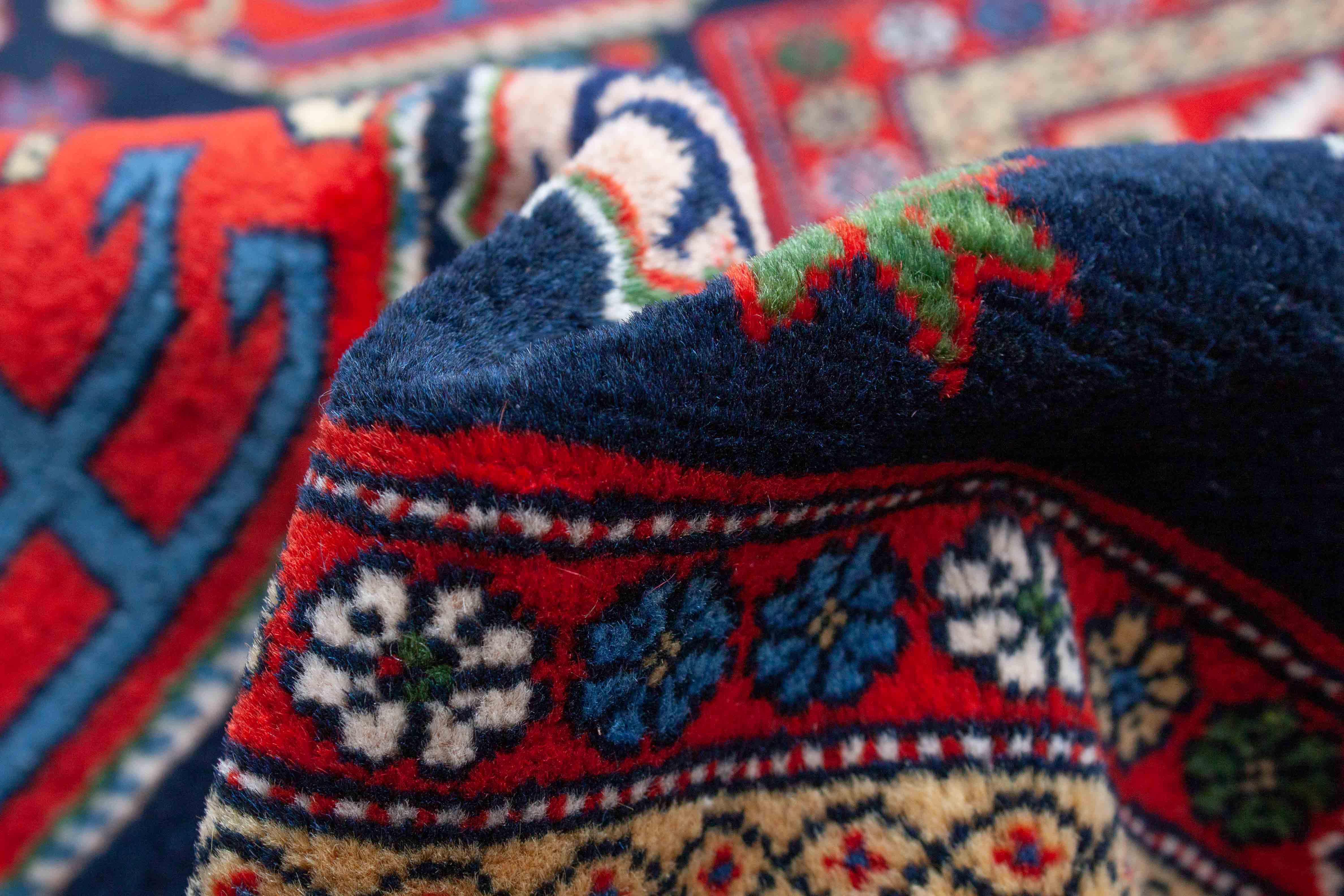 Eine Fotoaufnahme eines Schirwan Teppichs.