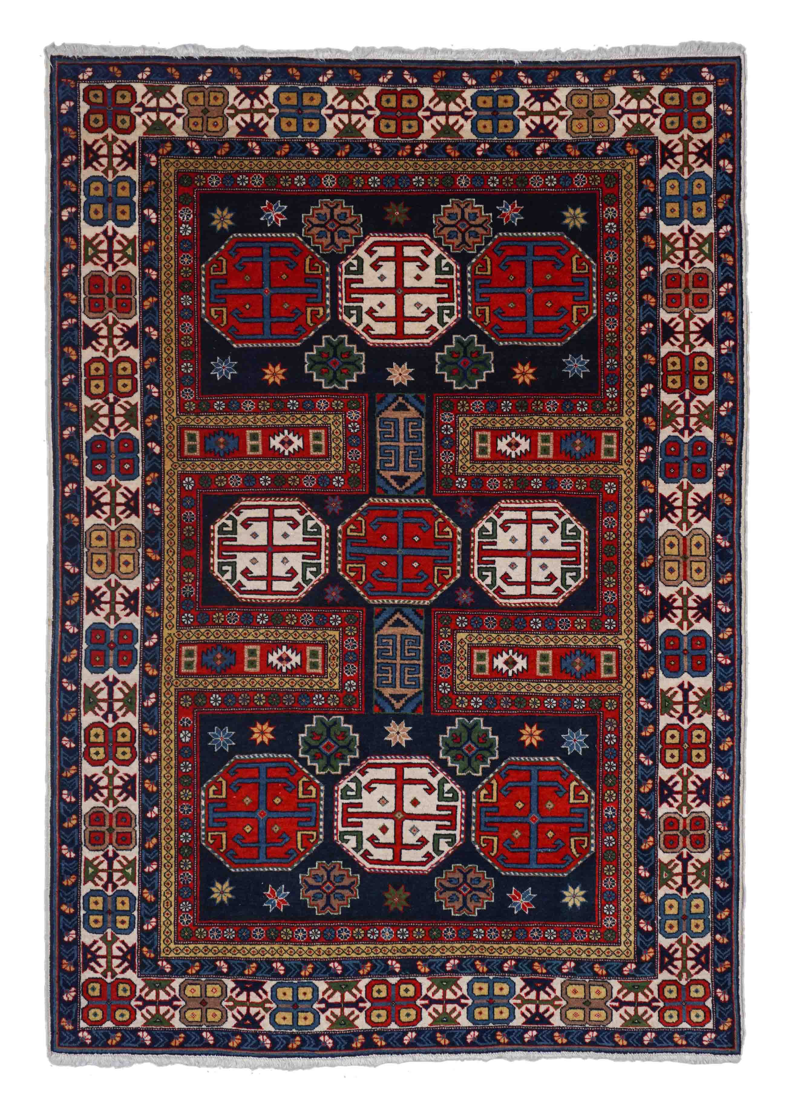 Eine Fotoaufnahme eines Schirwan Teppichs.