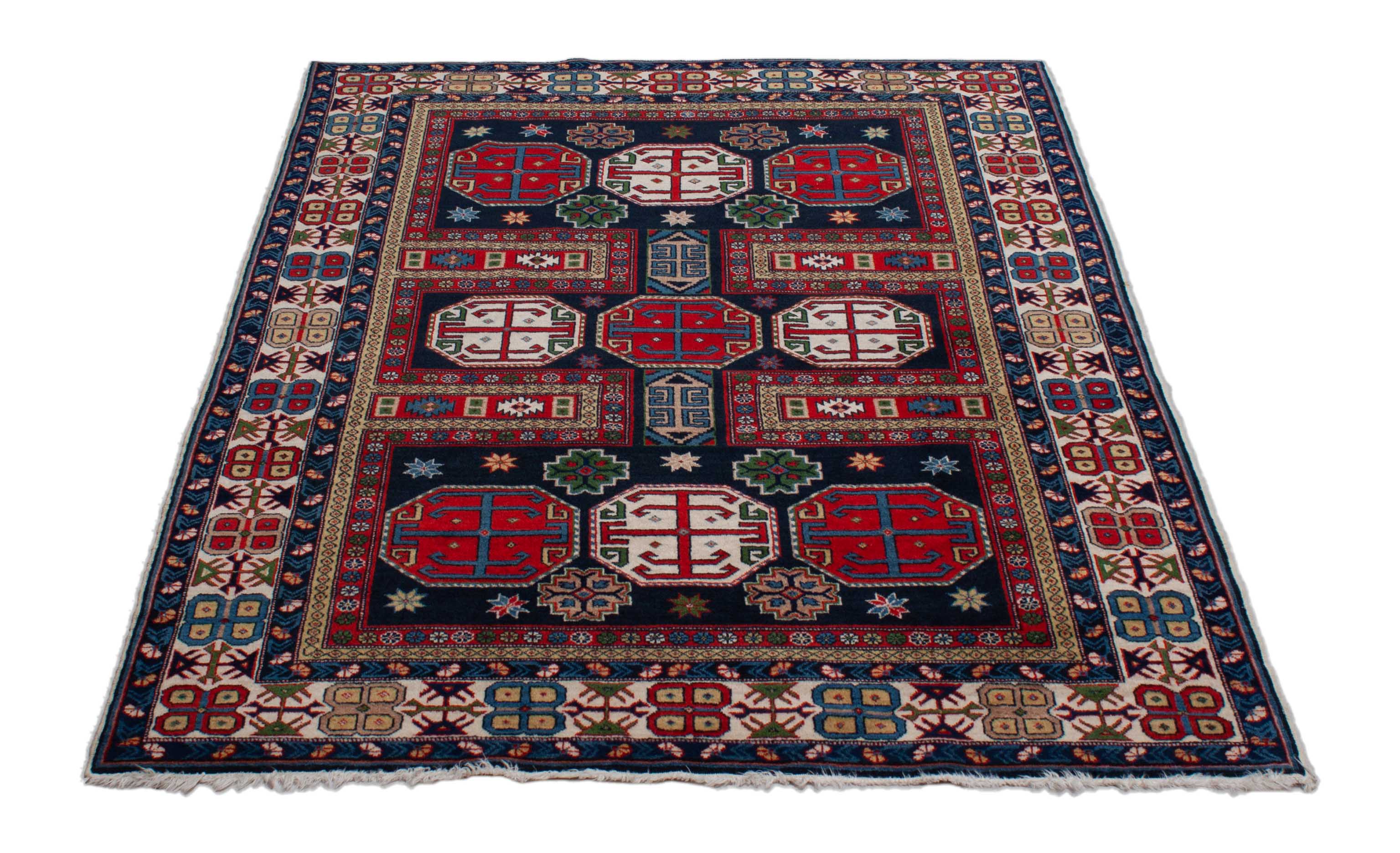 Eine Fotoaufnahme eines Schirwan Teppichs.