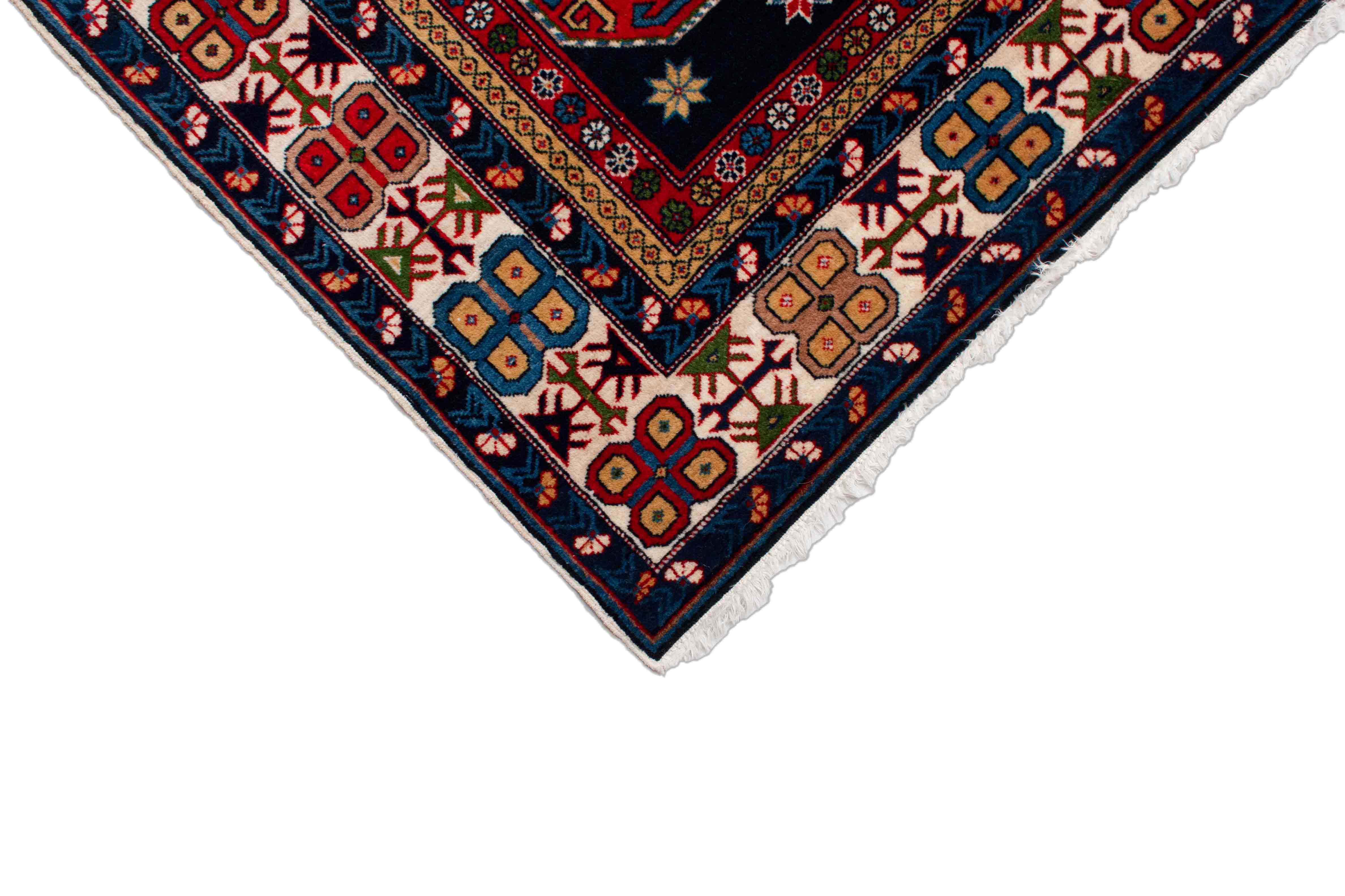 Eine Fotoaufnahme eines Schirwan Teppichs.