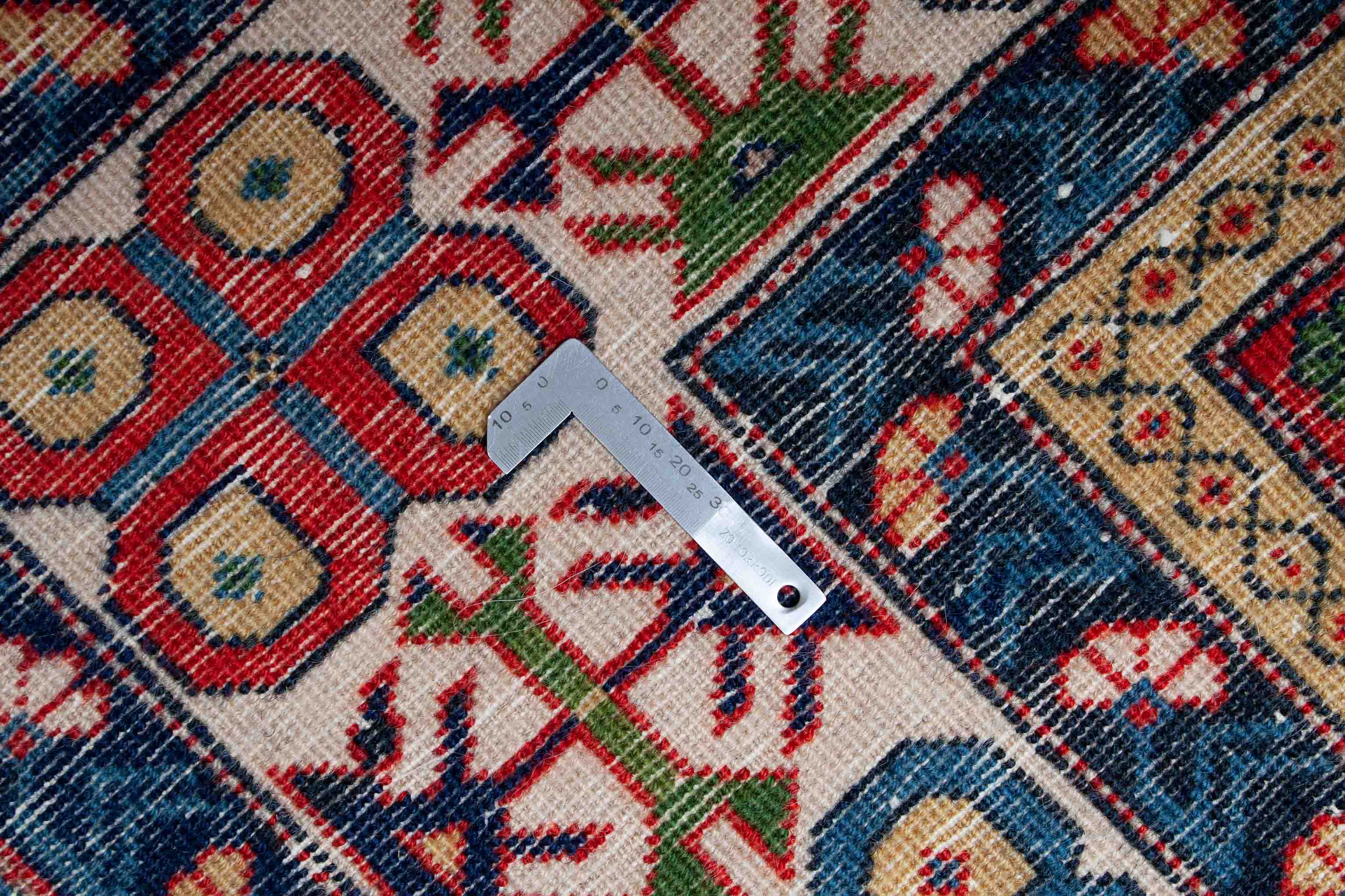 Eine Fotoaufnahme eines Schirwan Teppichs.