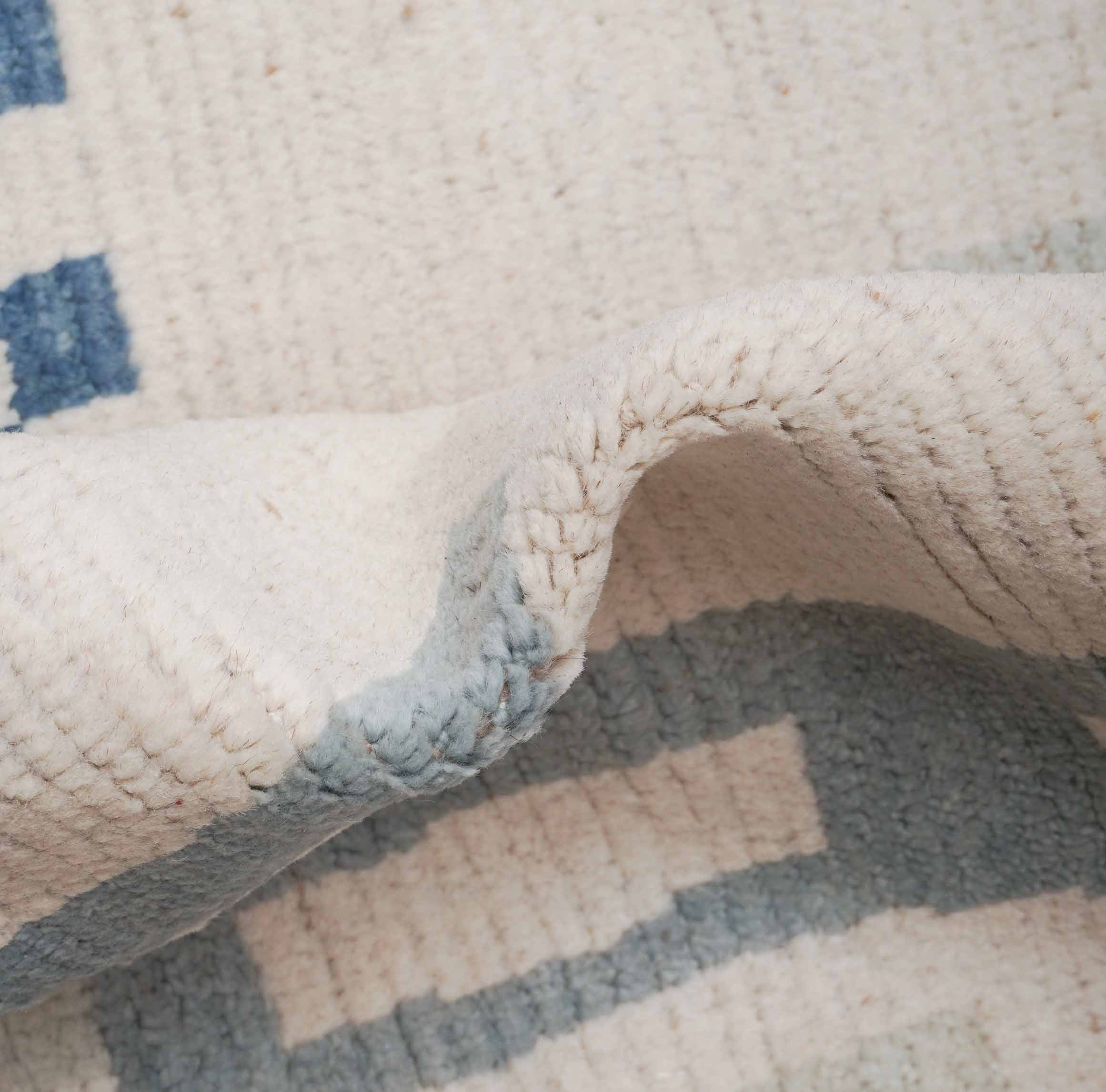 Melierter Beni Berber Teppich in cremeweiß, hellblau und 308 cm x 246 cm groß