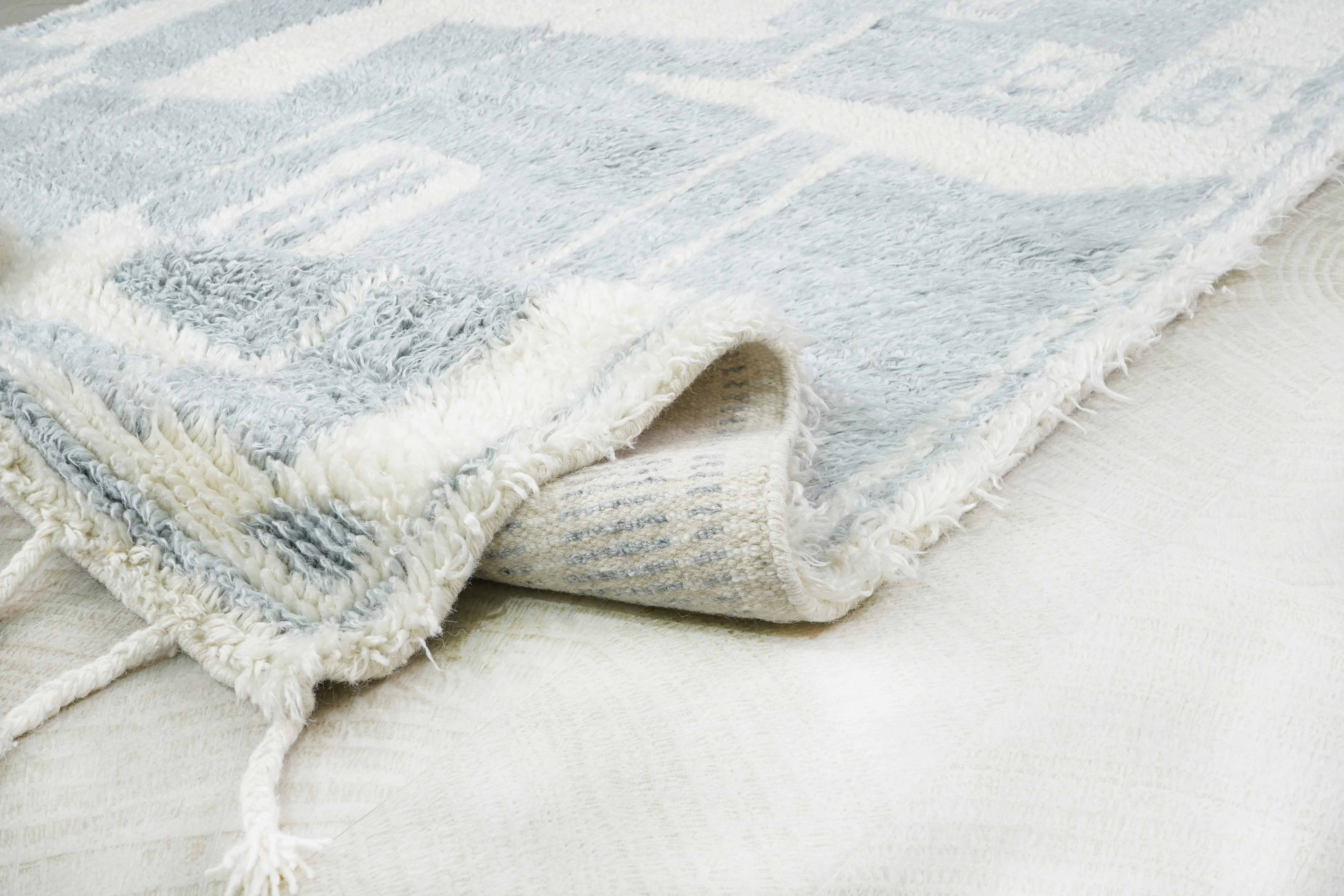 Beni Berber Teppich in hellblau, cremeweiß und 252 cm x 150 cm groß