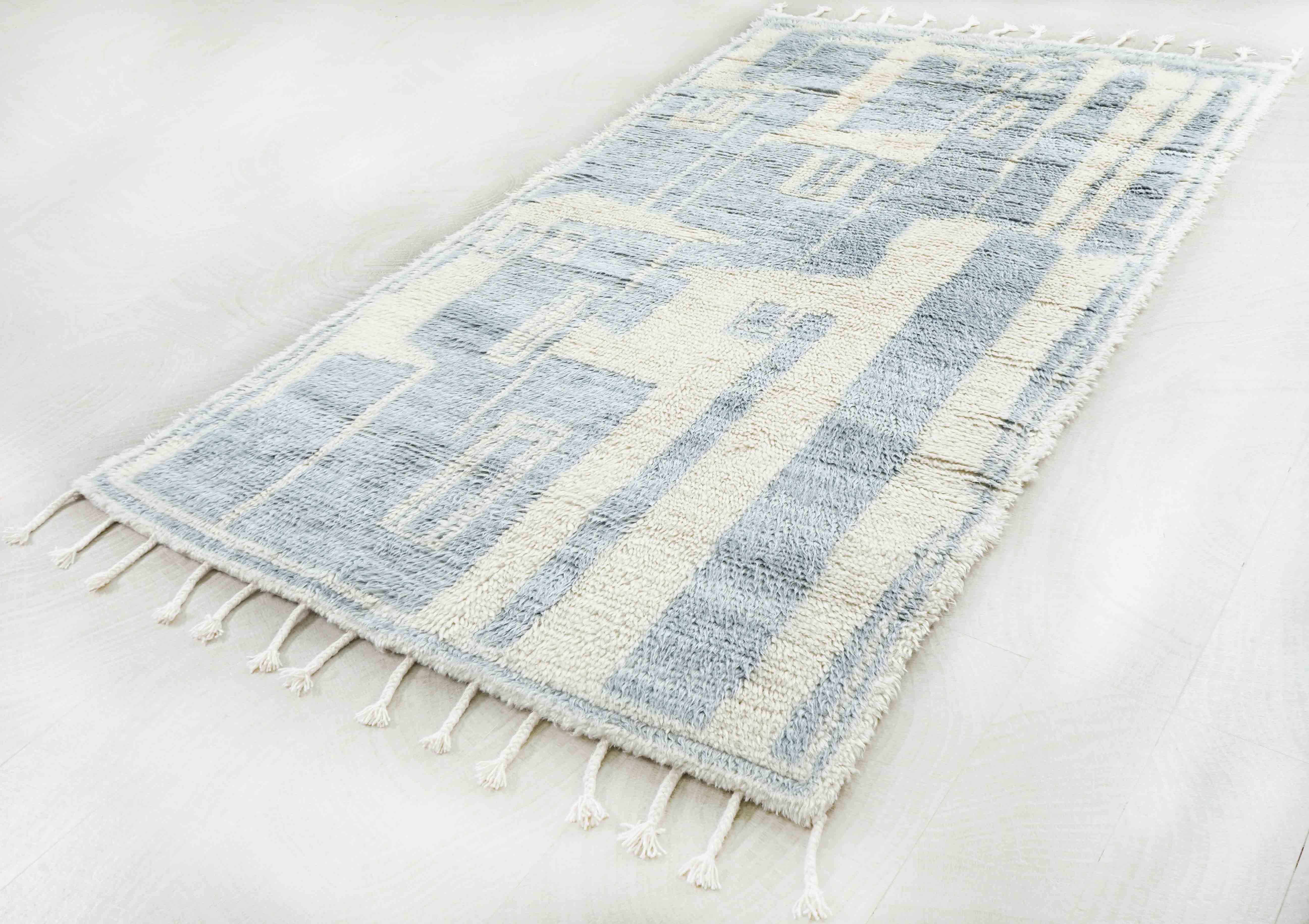 Beni Berber Teppich in hellblau, cremeweiß und 252 cm x 150 cm groß