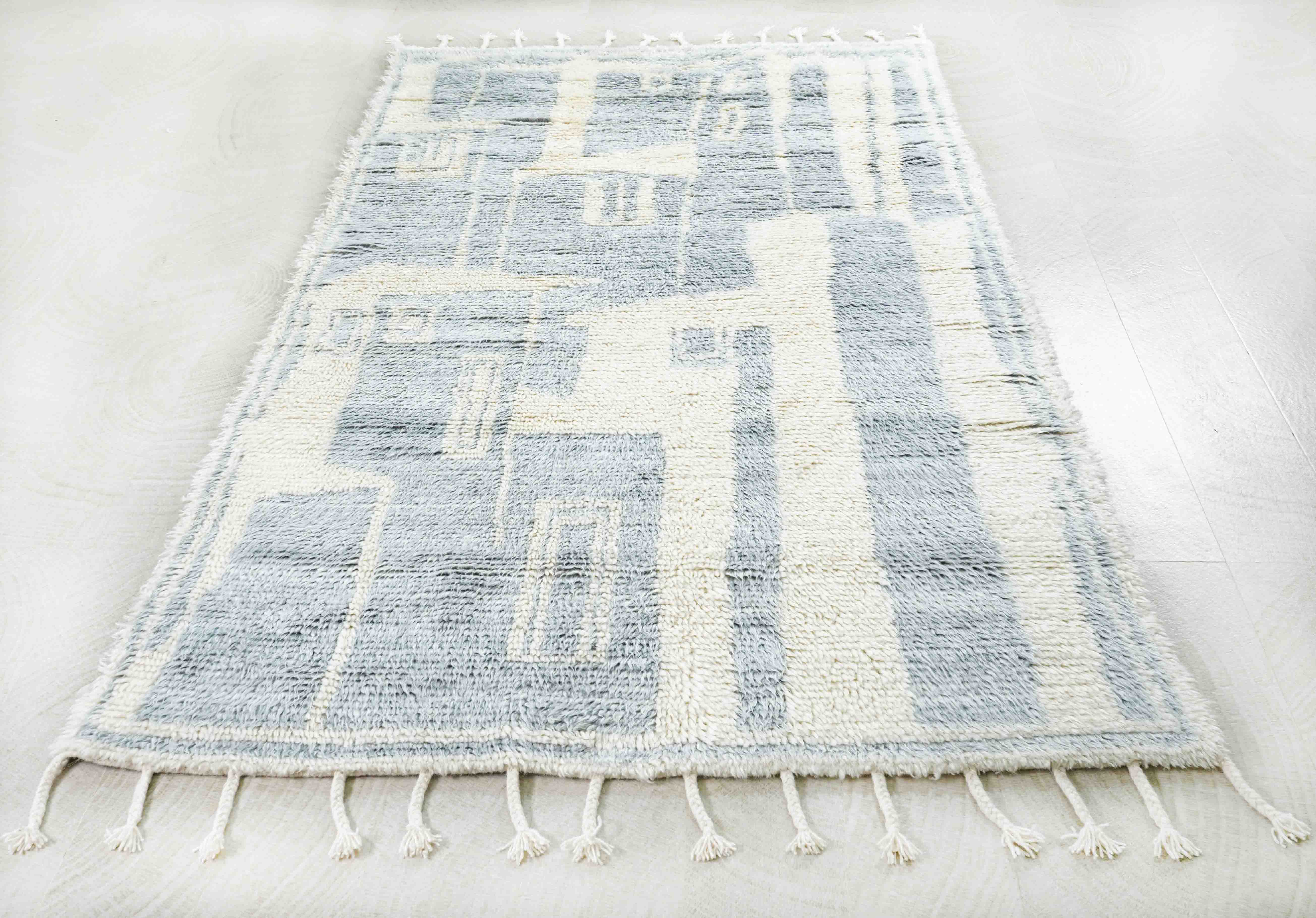 Beni Berber Teppich in hellblau, cremeweiß und 252 cm x 150 cm groß