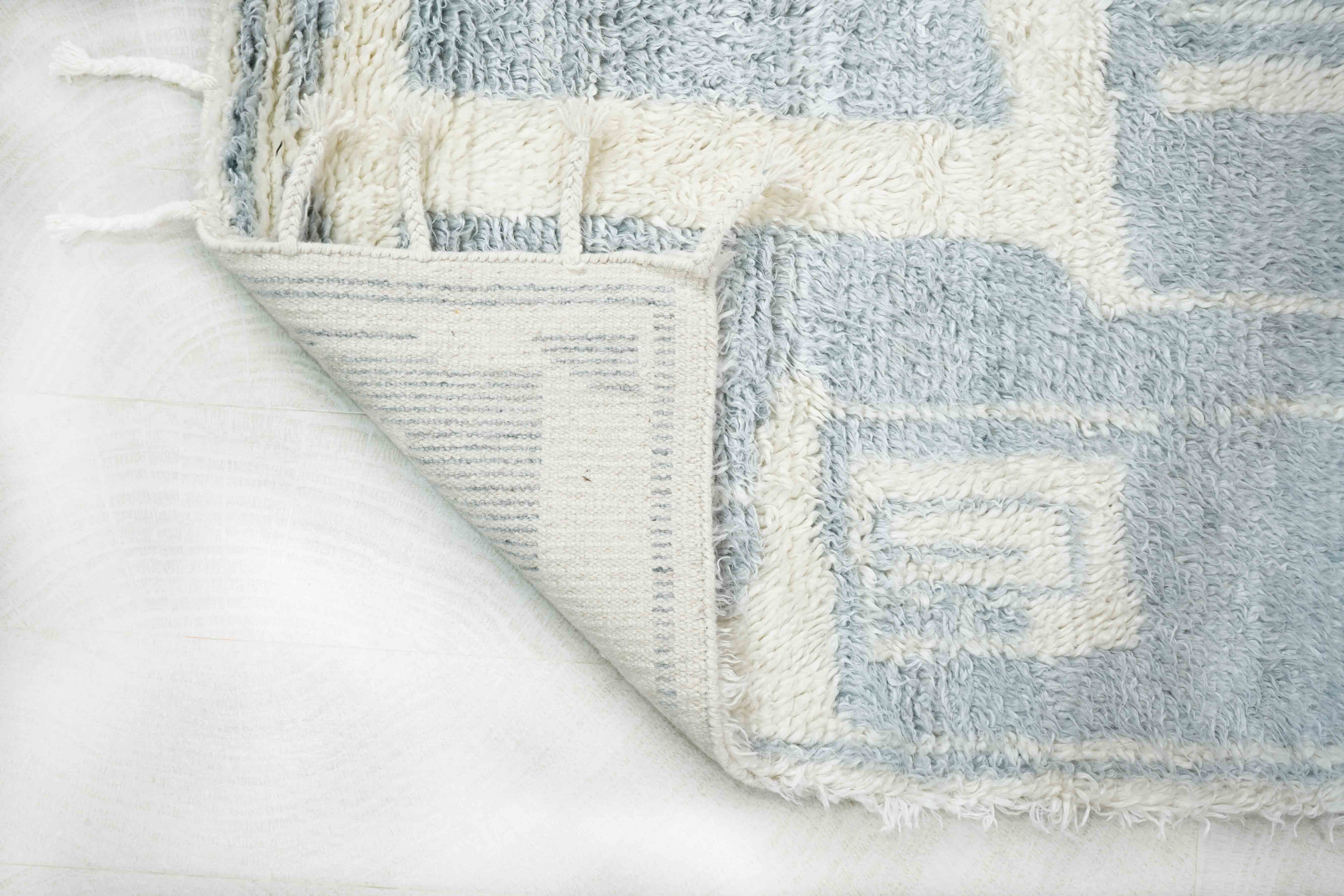 Beni Berber Teppich in hellblau, cremeweiß und 252 cm x 150 cm groß