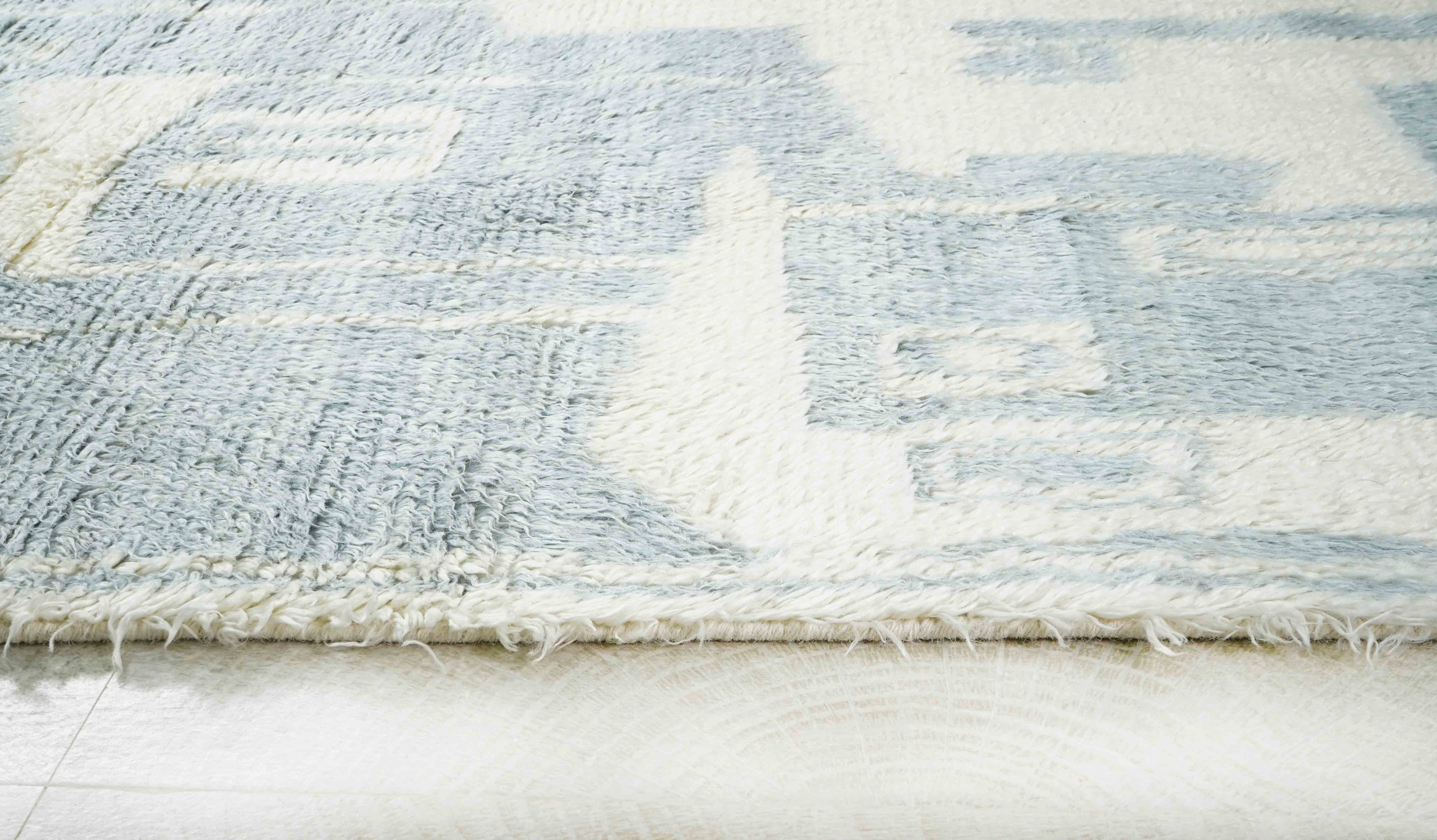 Beni Berber Teppich in hellblau, cremeweiß und 252 cm x 150 cm groß