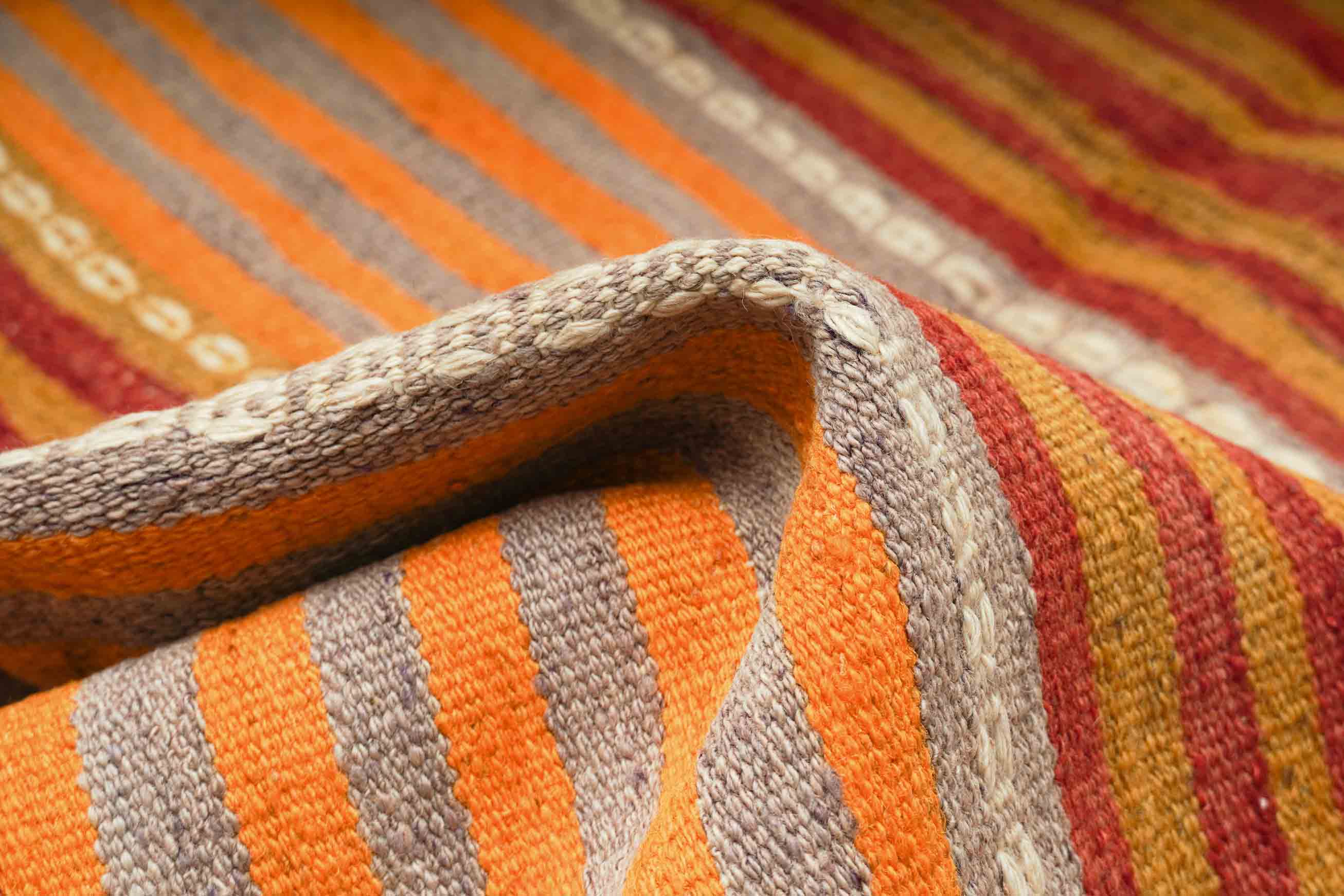 Melierter alter Kelim Teppich in hellrot und 271 cm x 160 cm groß