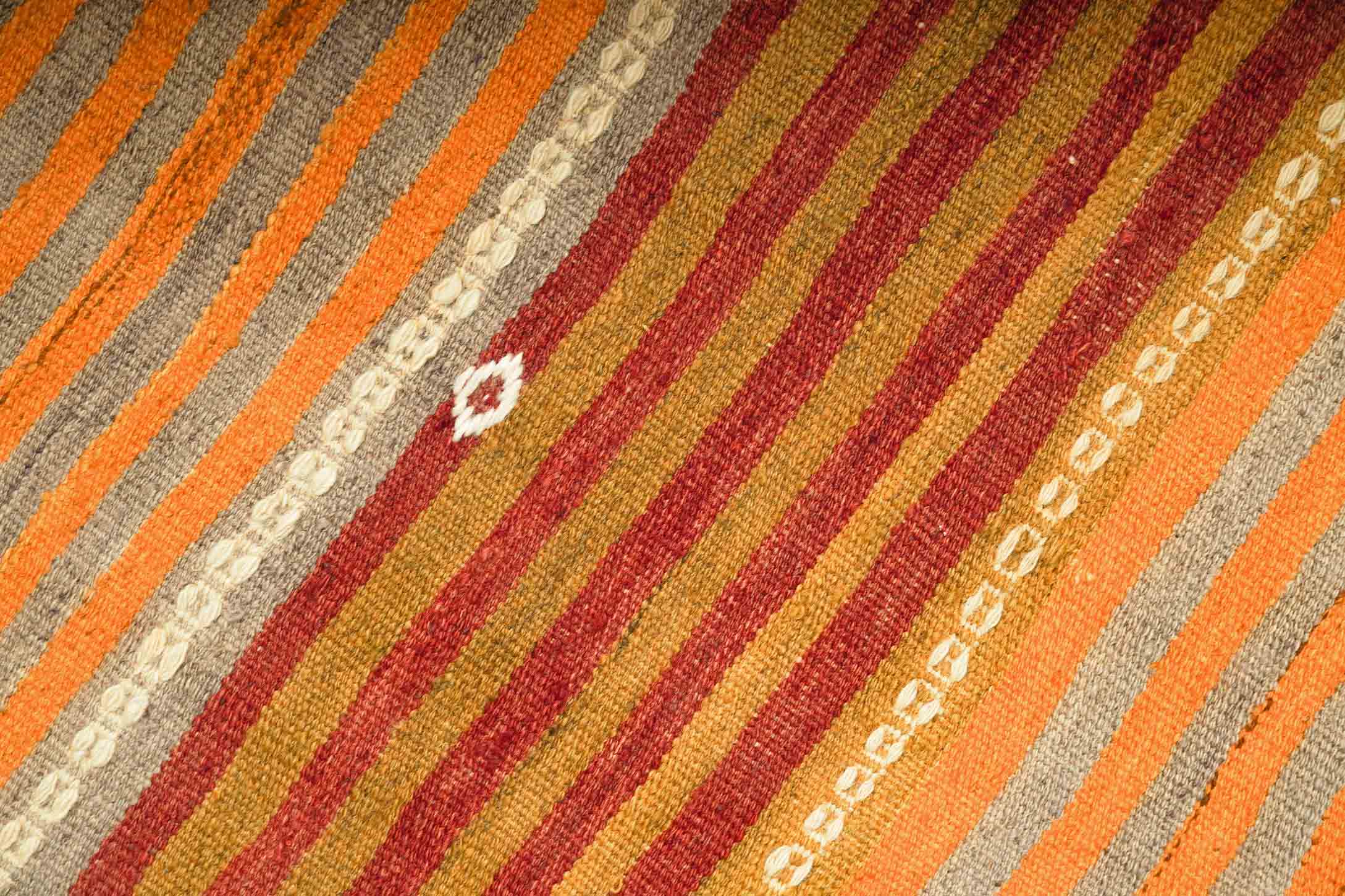 Melierter alter Kelim Teppich in hellrot und 271 cm x 160 cm groß