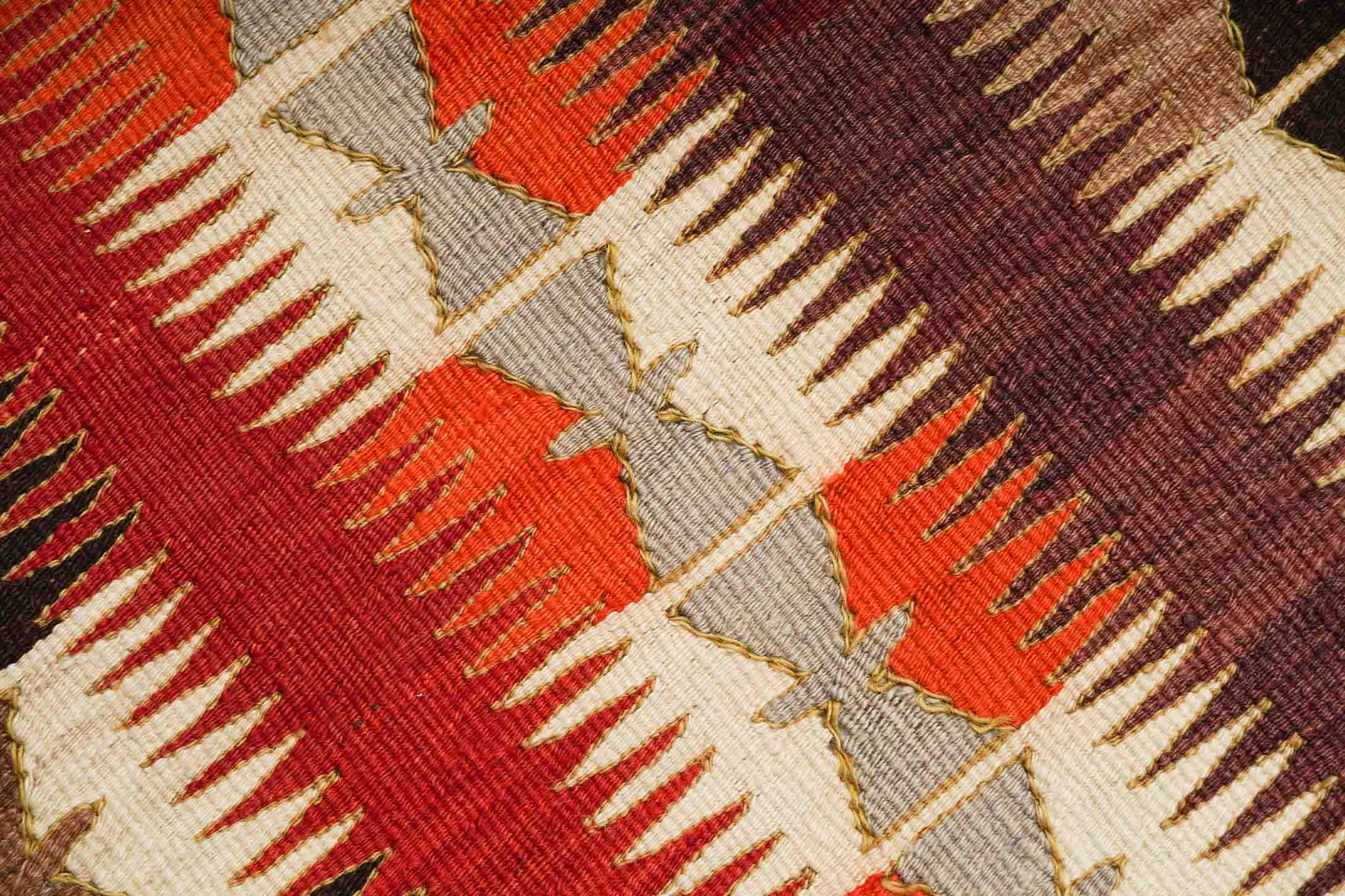 Alter Kelim Teppich in bunten Farben und 318 cm x 191 cm groß