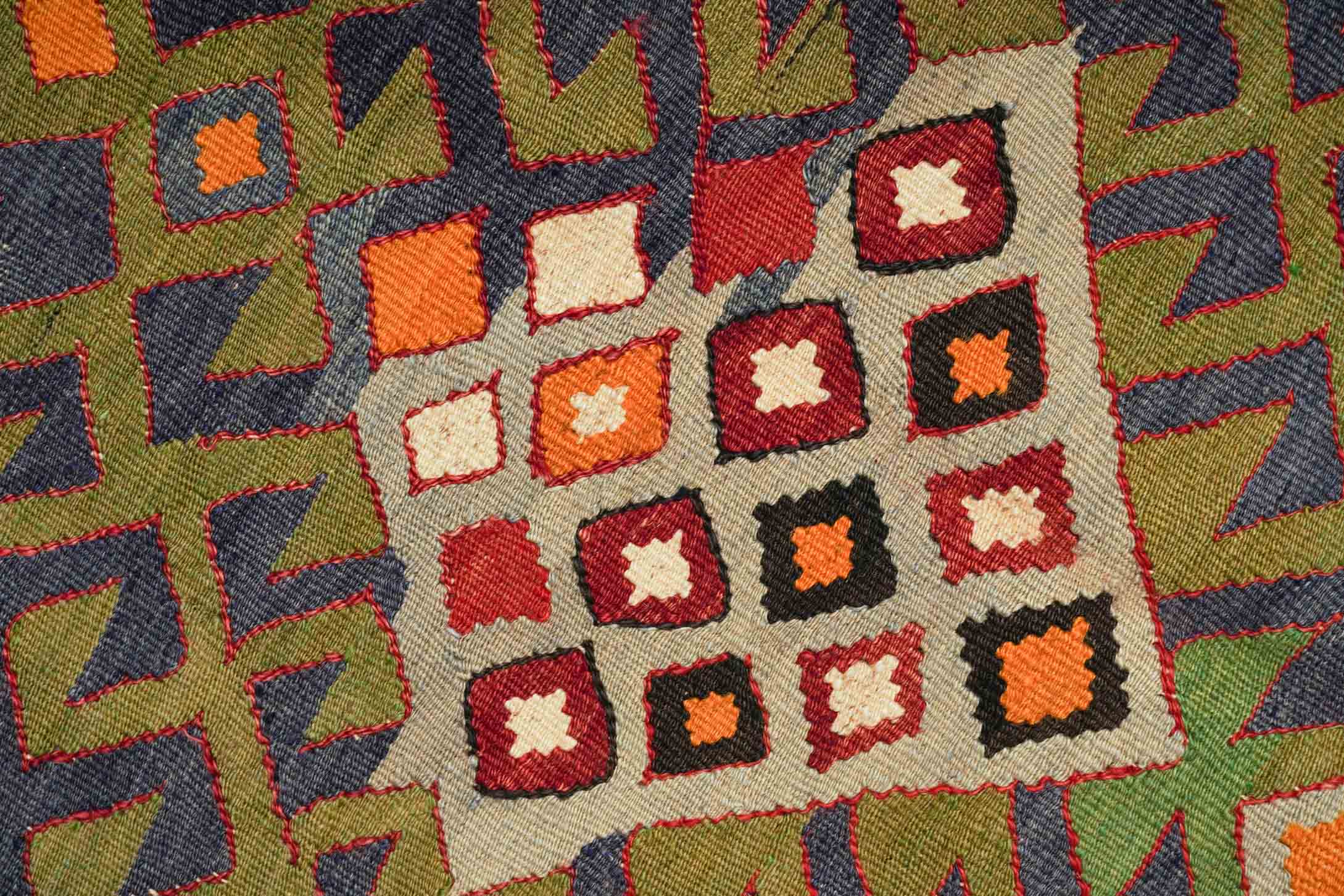 Alter Kelim Teppich in dunkelrot und 263 cm x 180 cm groß