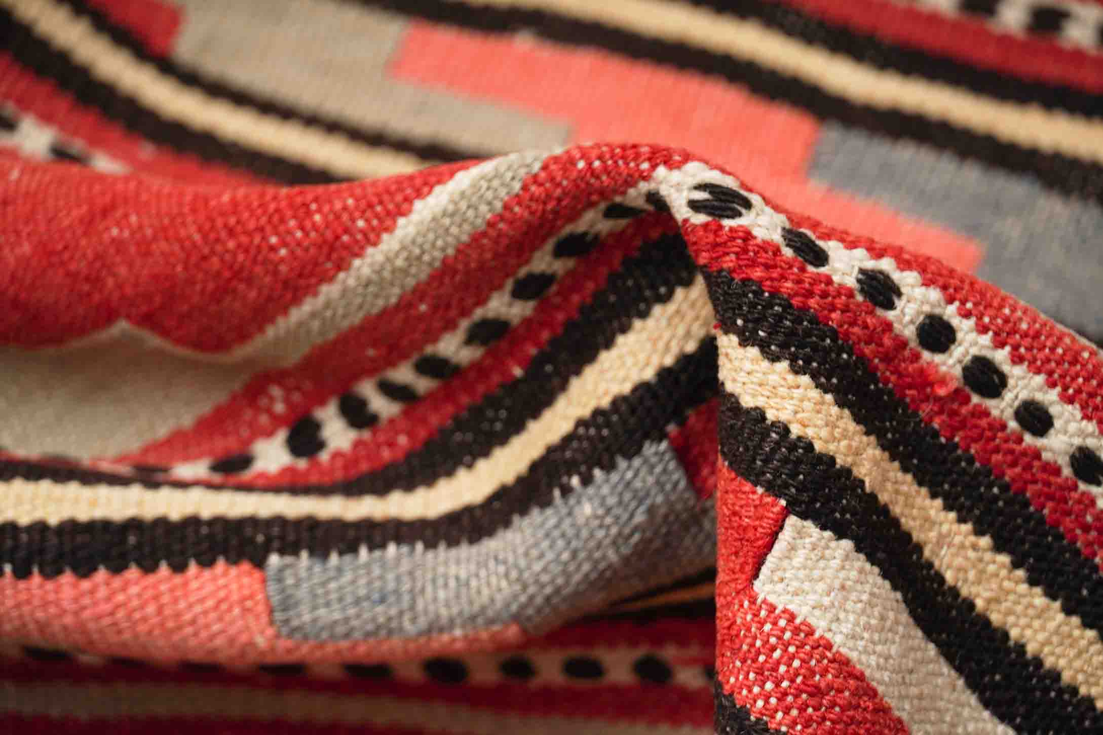 Melierter alter Kelim in dunkelrot und 202 cm x 122 cm groß