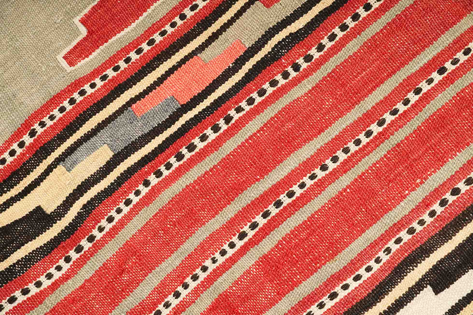 Melierter alter Kelim in dunkelrot und 202 cm x 122 cm groß