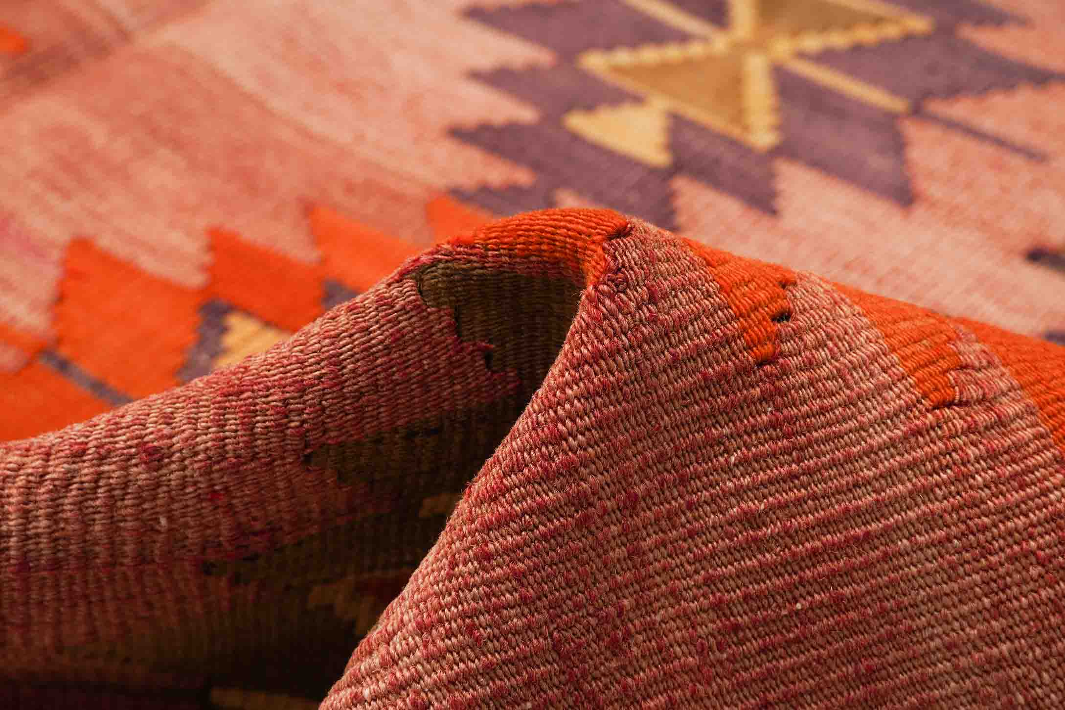 leicht eingerahmter Kelim Teppich in dunkelrot und 310 cm x 154 cm groß