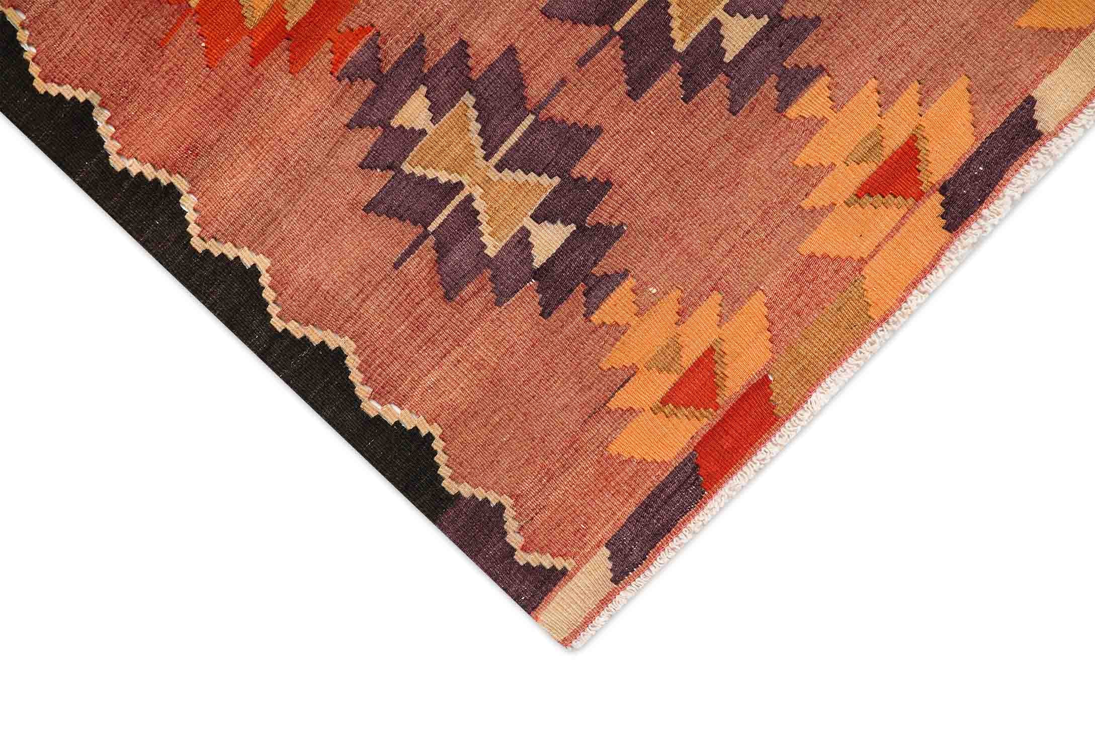 leicht eingerahmter Kelim Teppich in dunkelrot und 310 cm x 154 cm groß