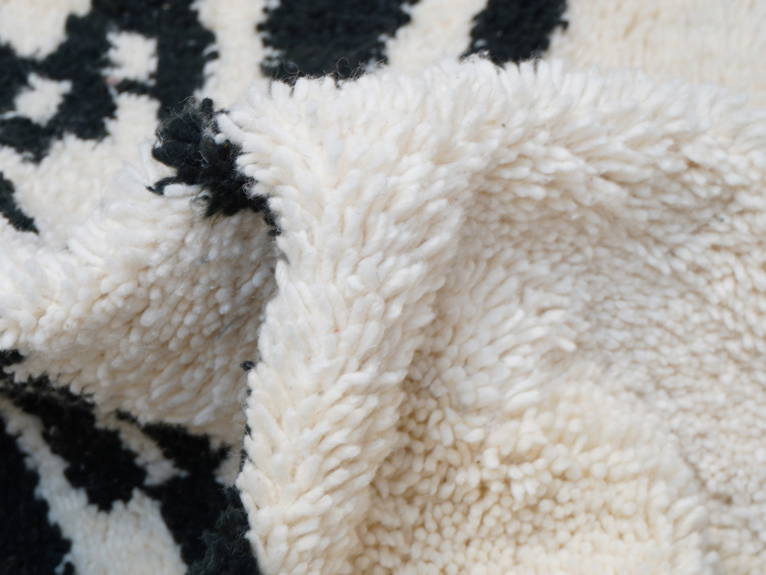 Marokkanischer Berberteppich in schwarz-weiß und 238 cm x 162 cm groß