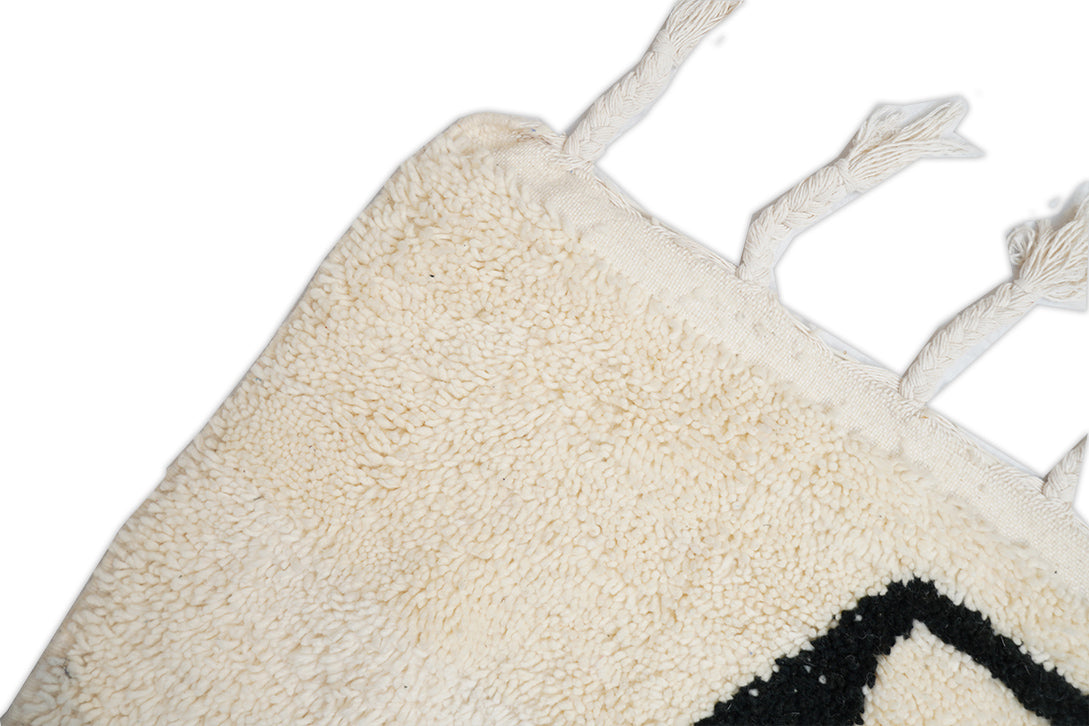 Marokkanischer Berberteppich in schwarz-weiß und 238 cm x 162 cm groß