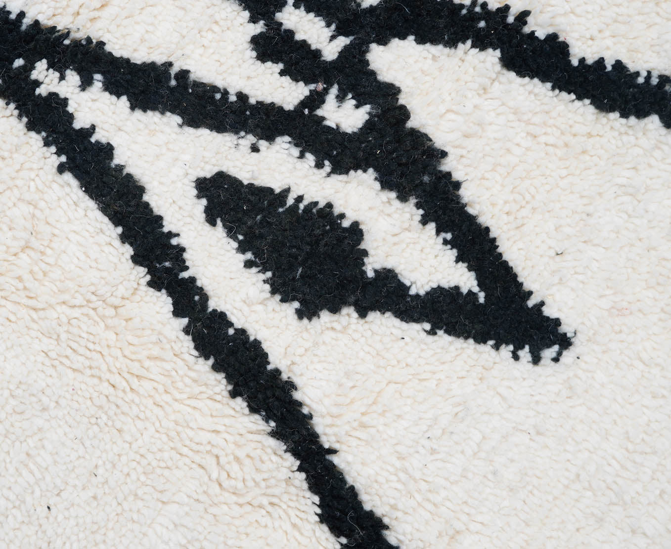 Marokkanischer Berberteppich in schwarz-weiß und 238 cm x 162 cm groß