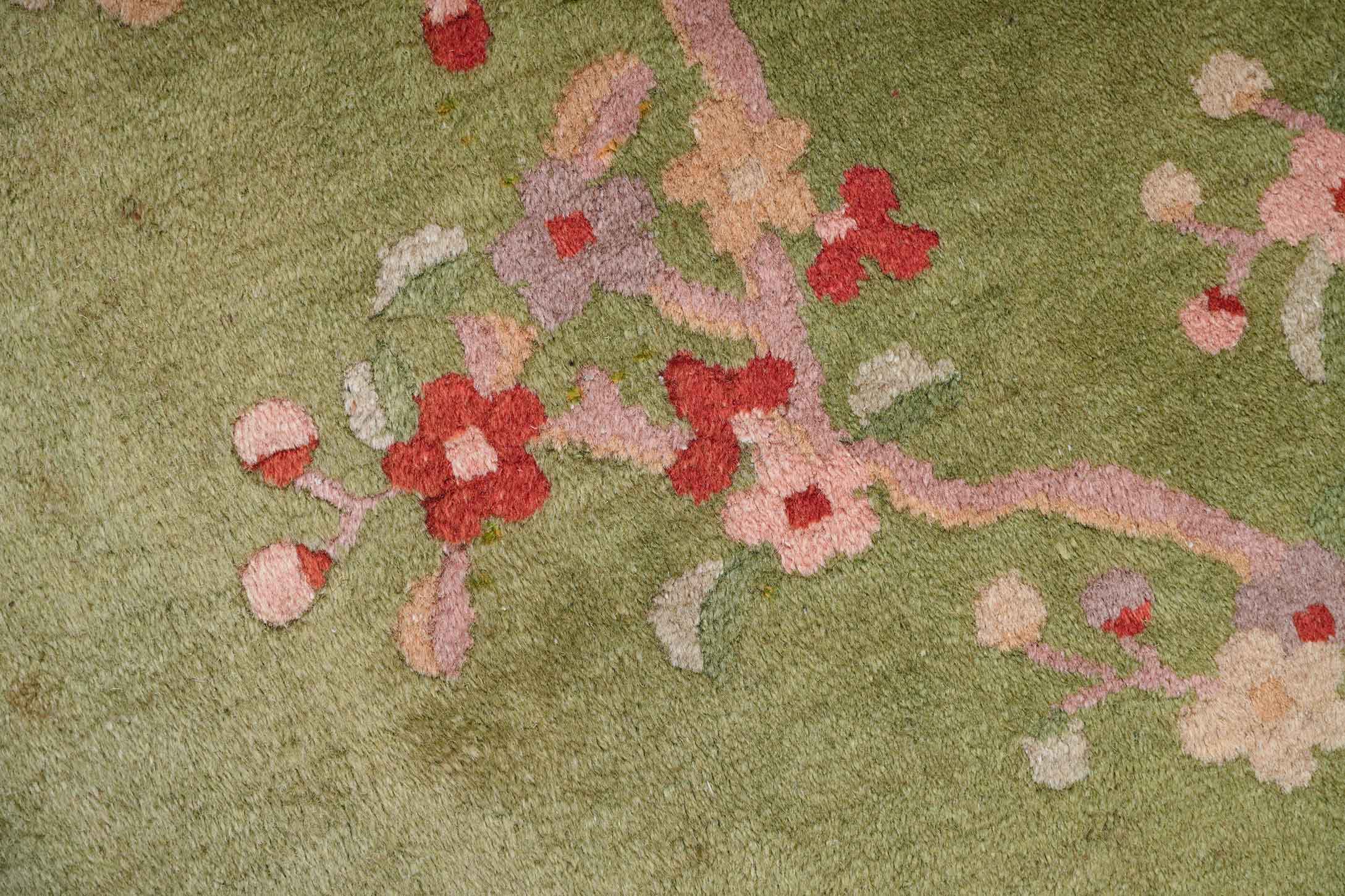 Antiker China Teppich in hellgrün und 265 cm x 183 cm groß