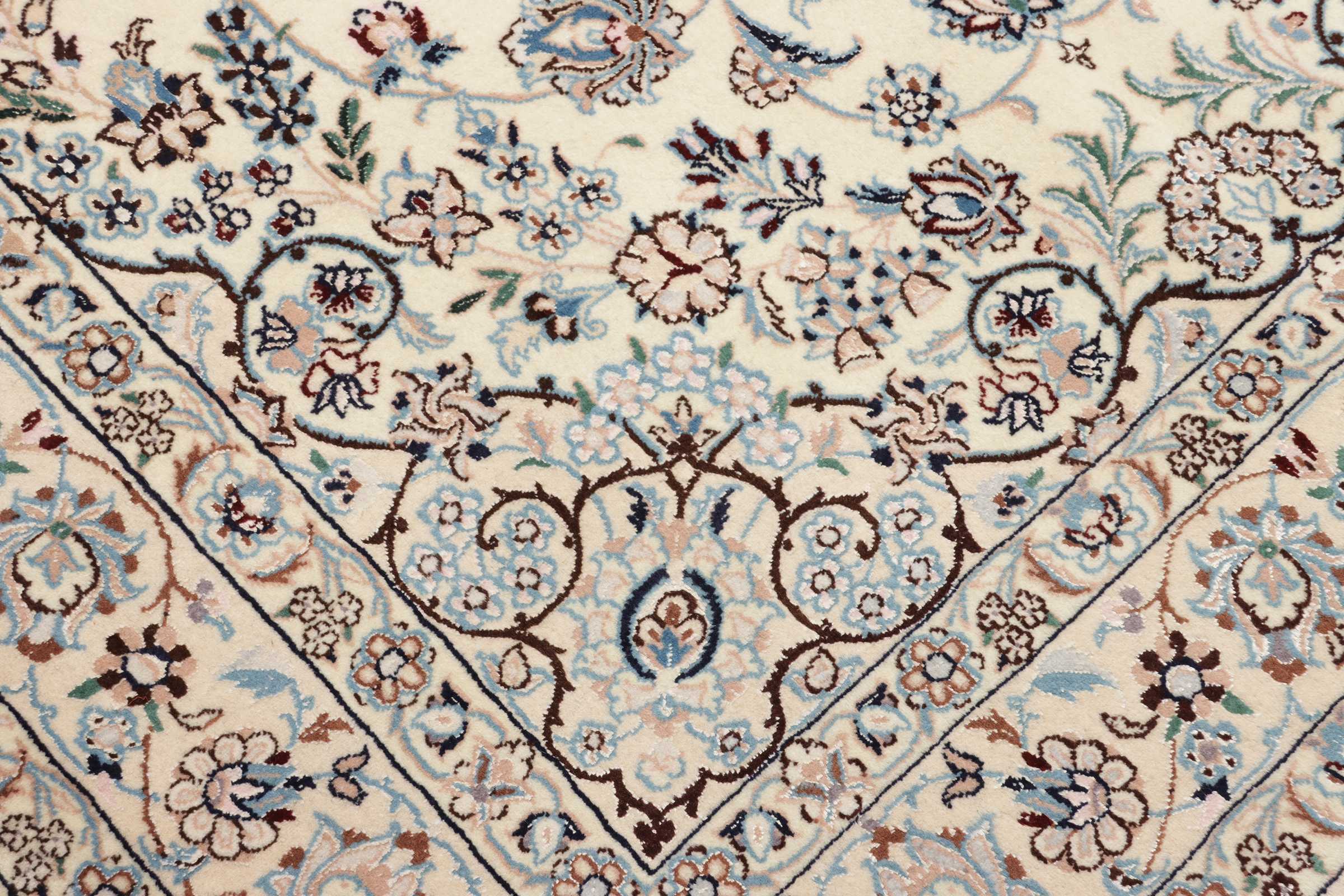 Oreintalischer Nain Teppich in cremeweiß und 244 cm x 158 cm groß