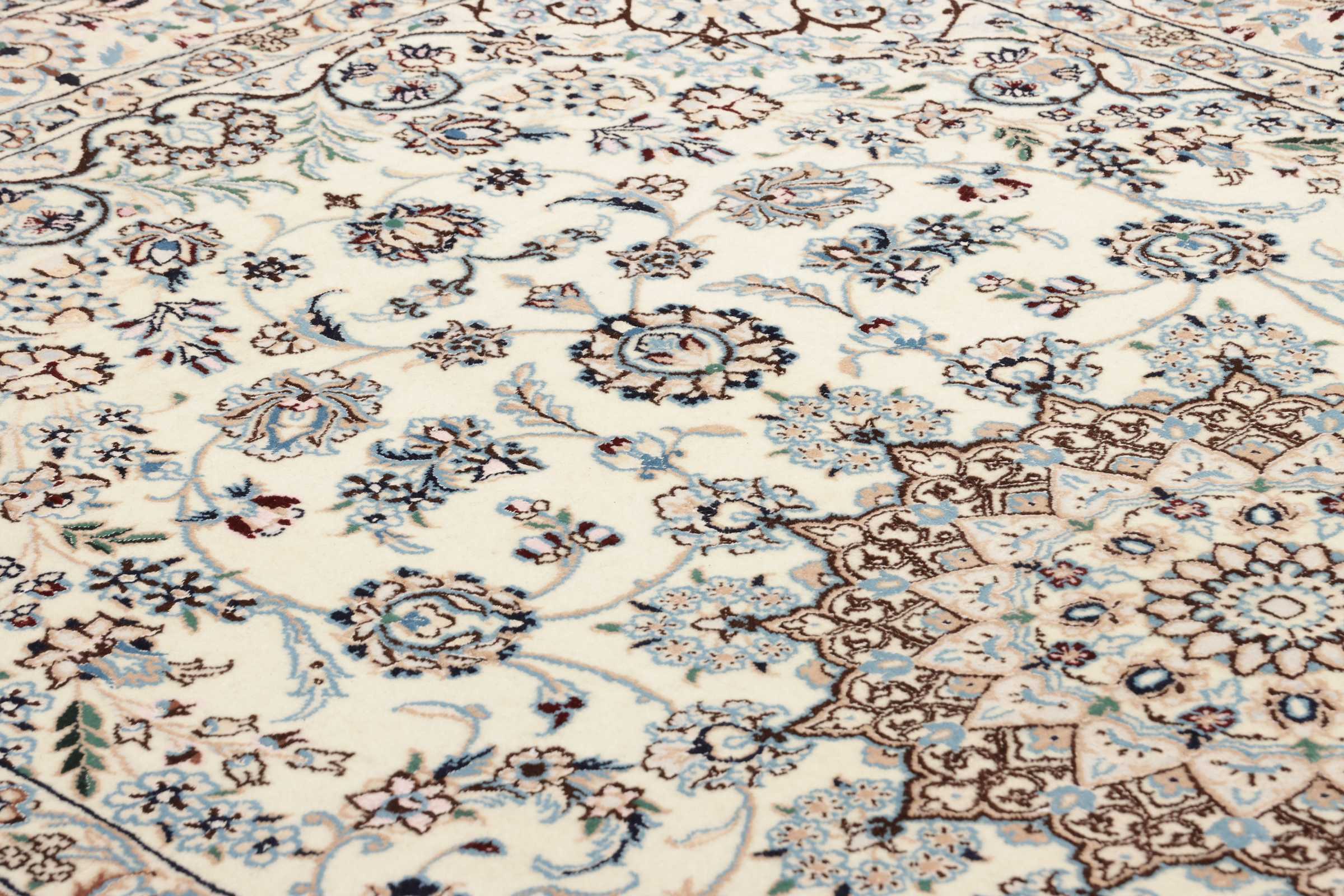 Oreintalischer Nain Teppich in cremeweiß und 244 cm x 158 cm groß