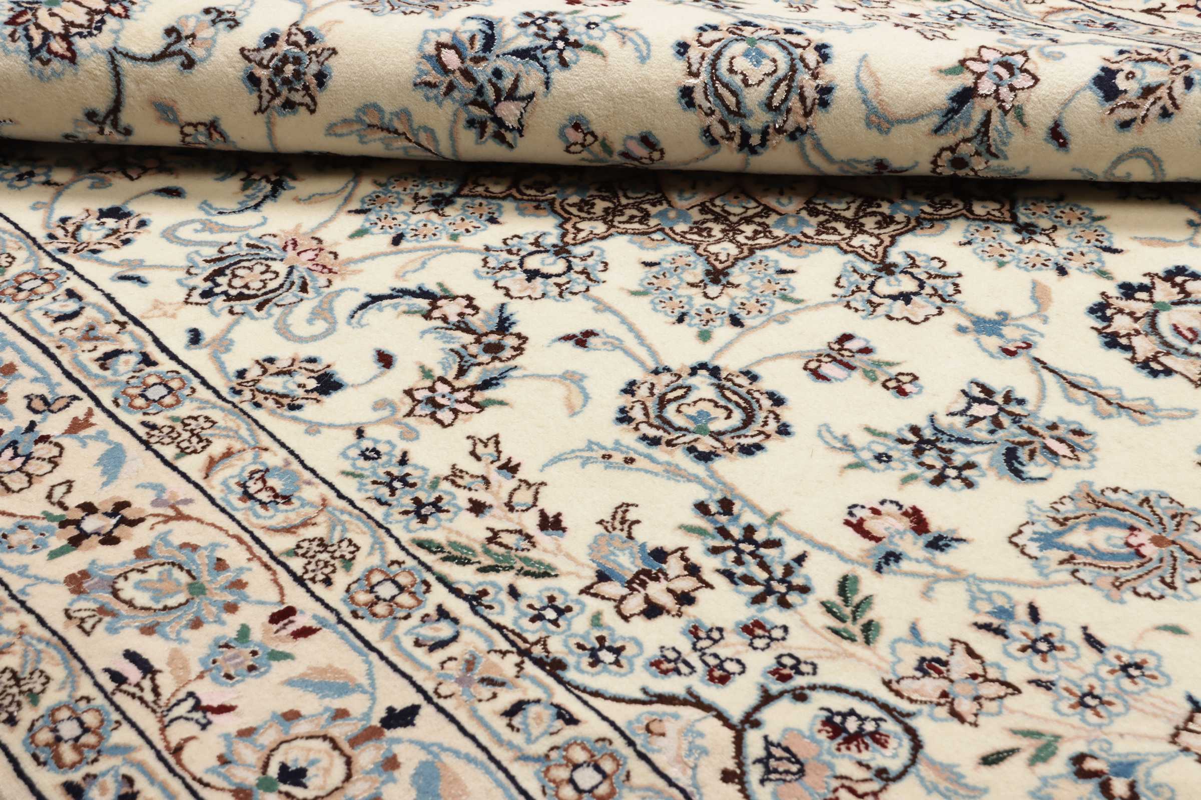 Oreintalischer Nain Teppich in cremeweiß und 244 cm x 158 cm groß