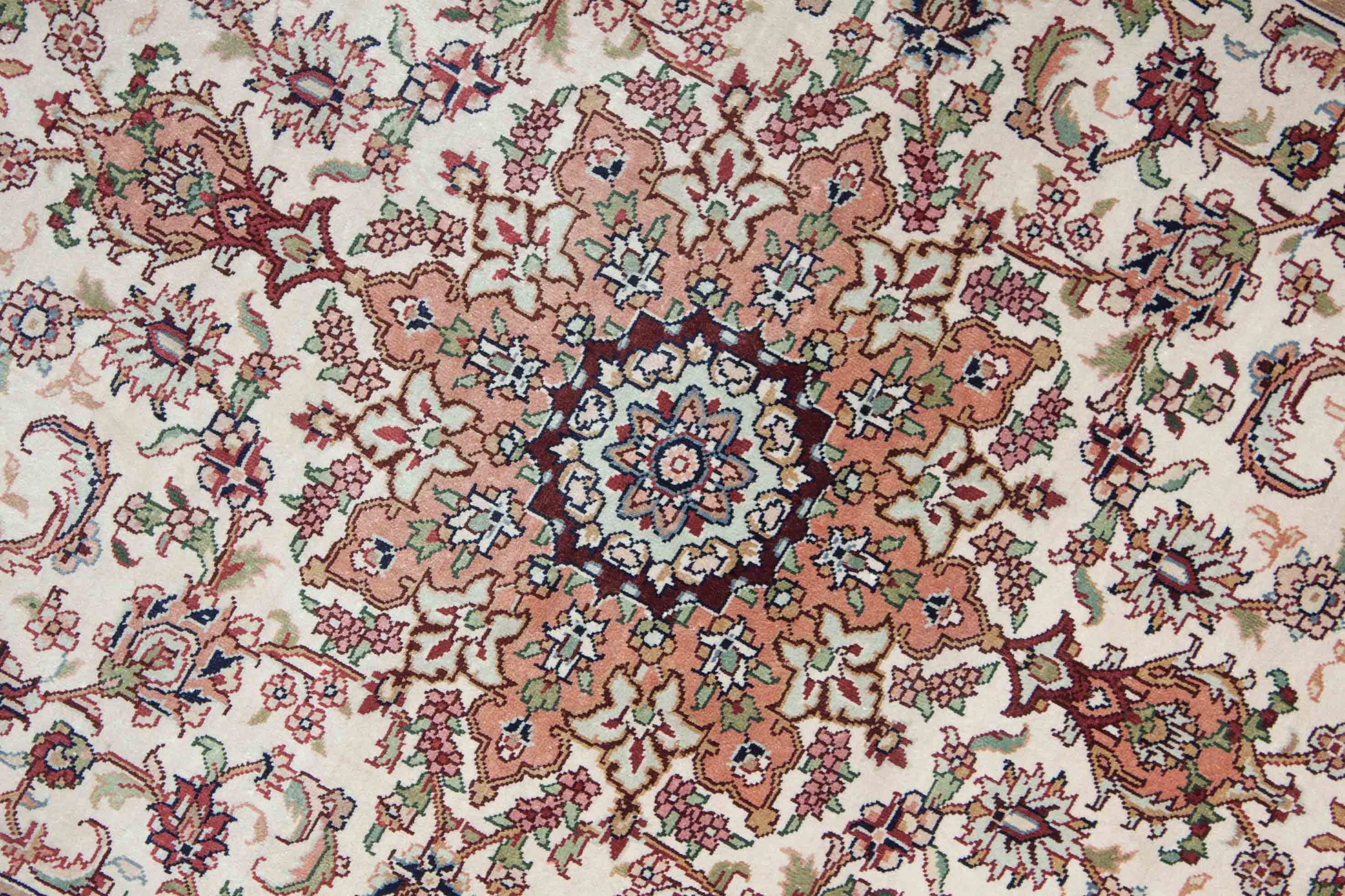Eine Fotoaufnahme eines Hereke Teppichs.