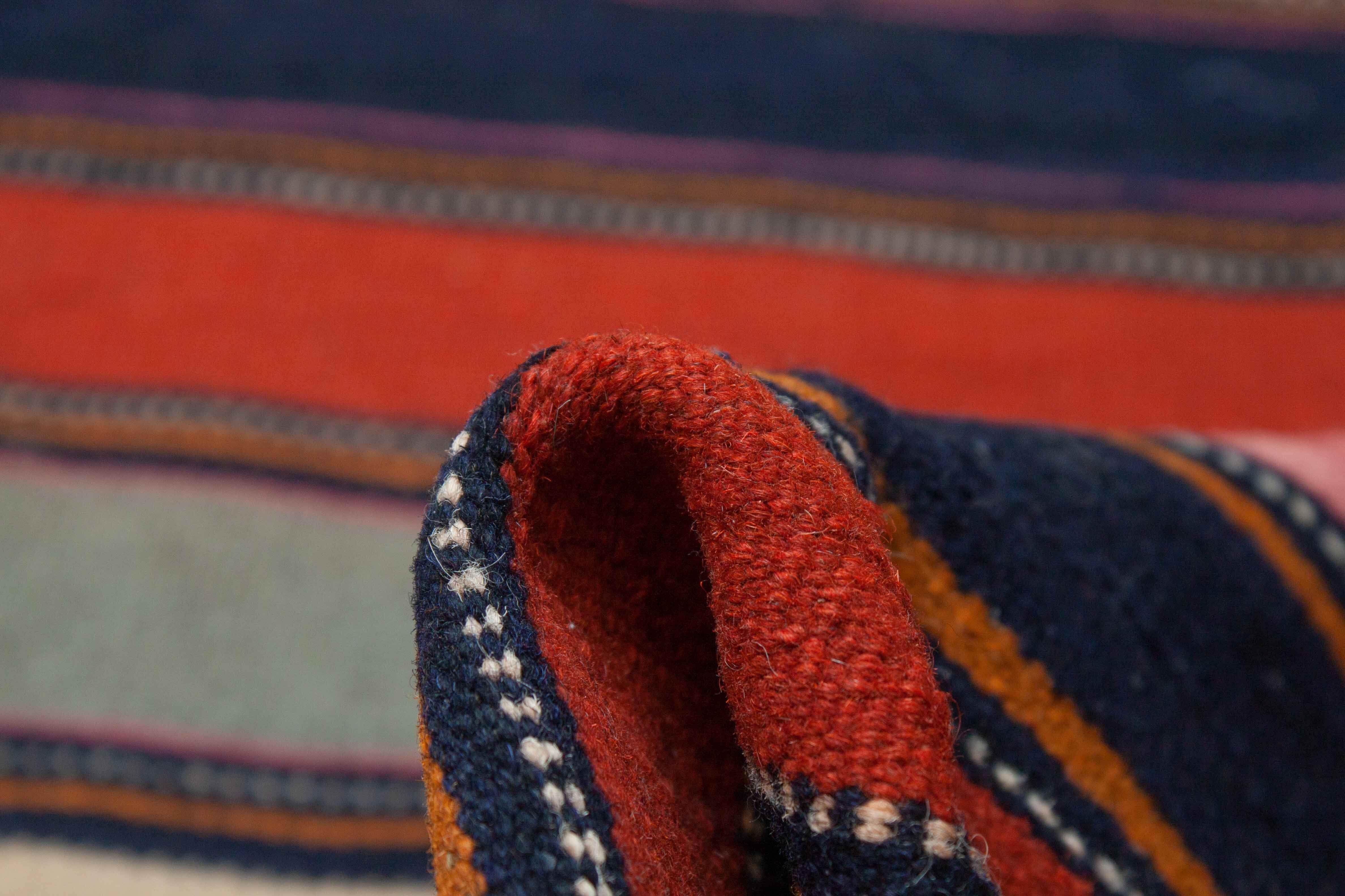 Eine Fotoaufnahme eines Kurdischer Kelim Teppichs.