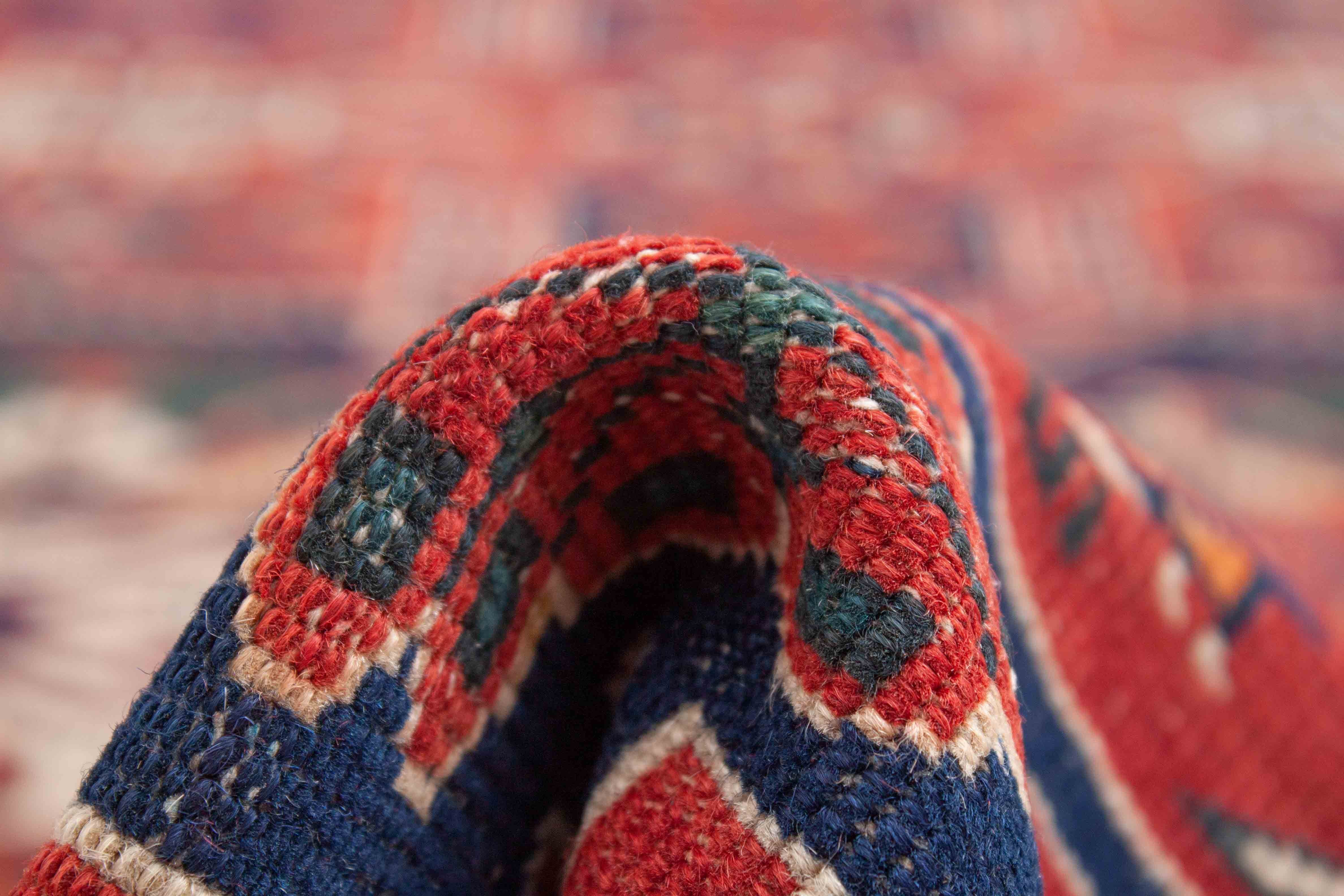 Eine Fotoaufnahme eines Kuba Schirwan Teppichs.