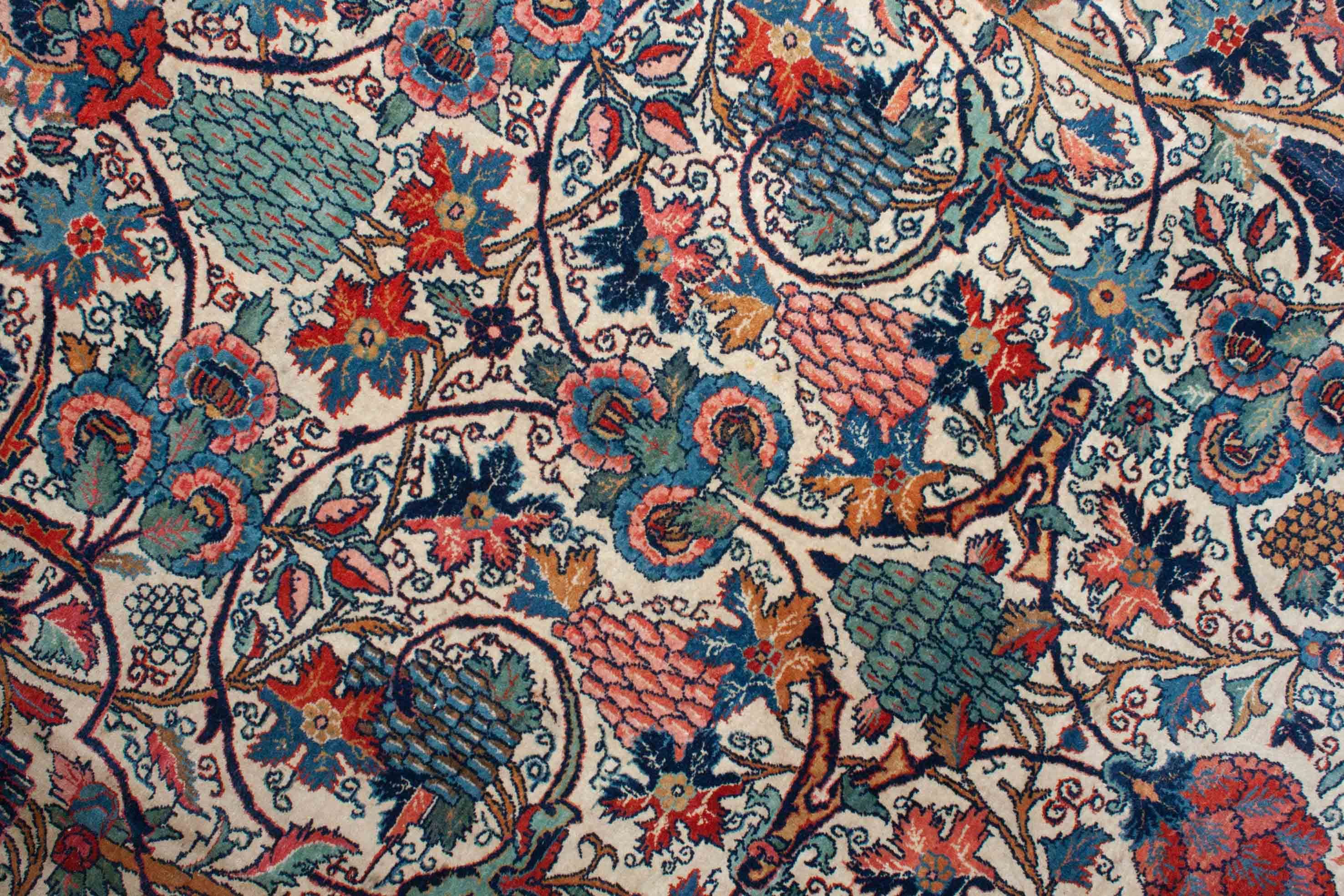Eine Fotoaufnahme eines Keshan Teppichs.