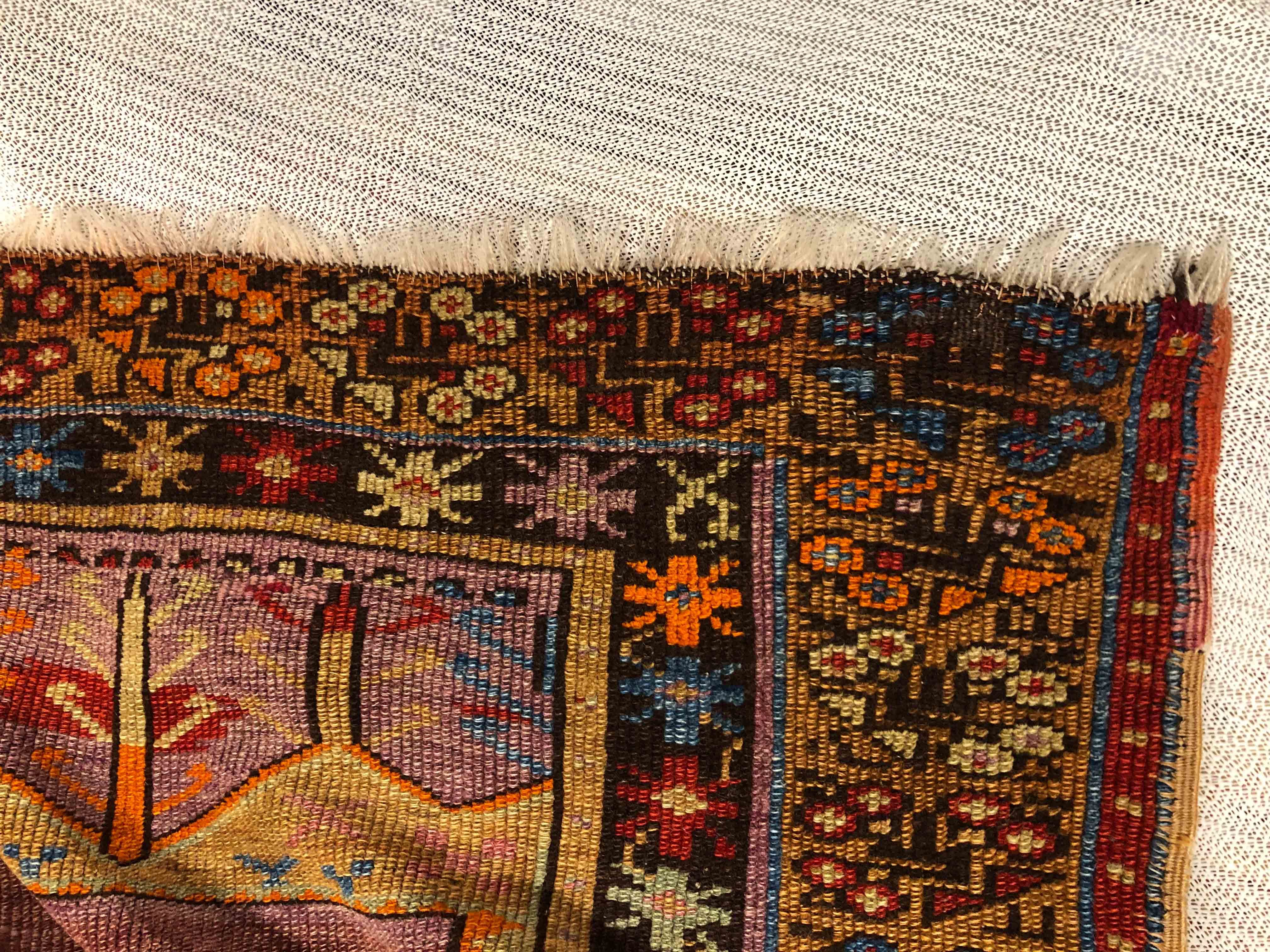 Eine Fotoaufnahme eines Ladik Teppichs.