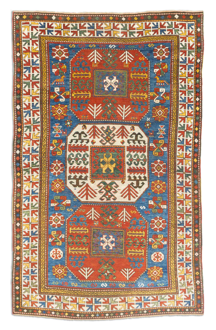 Eine Fotoaufnahme eines Kazak Teppichs.