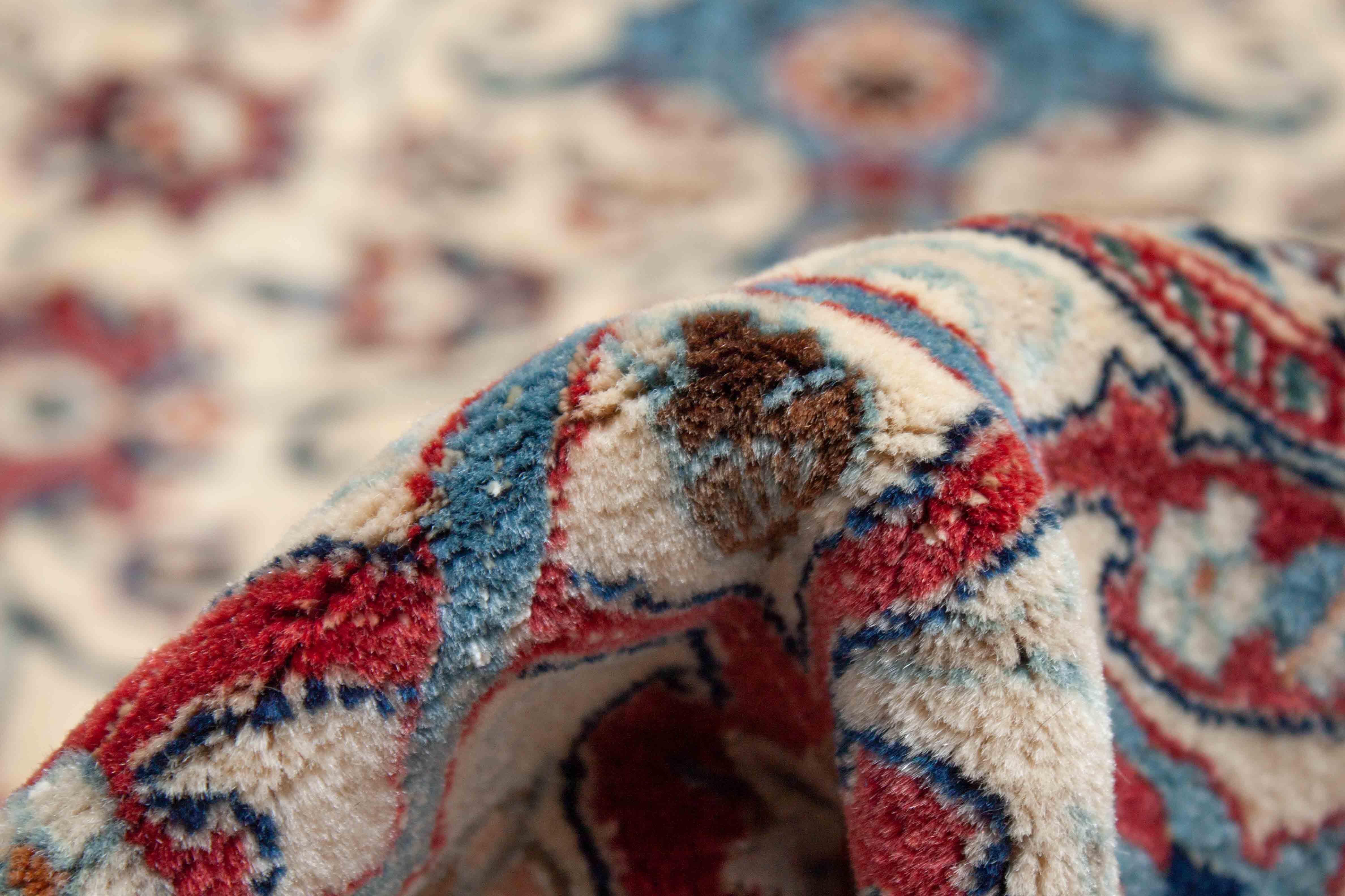 Eine Fotoaufnahme eines Nain Tudeshk Teppichs.