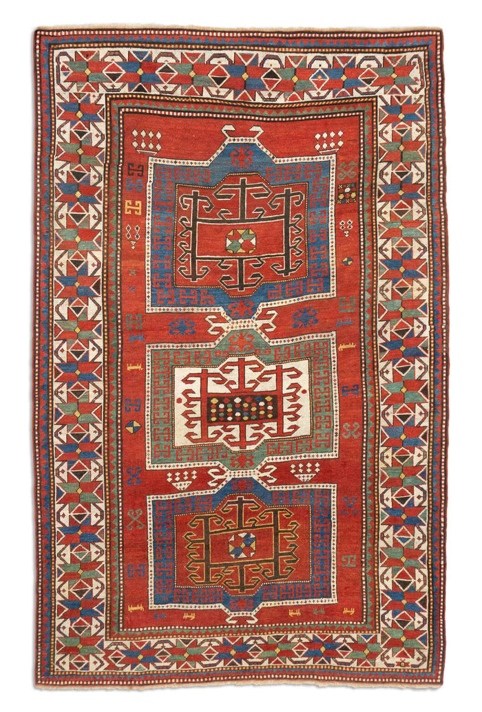 Eine Fotoaufnahme eines Kazak Teppichs.