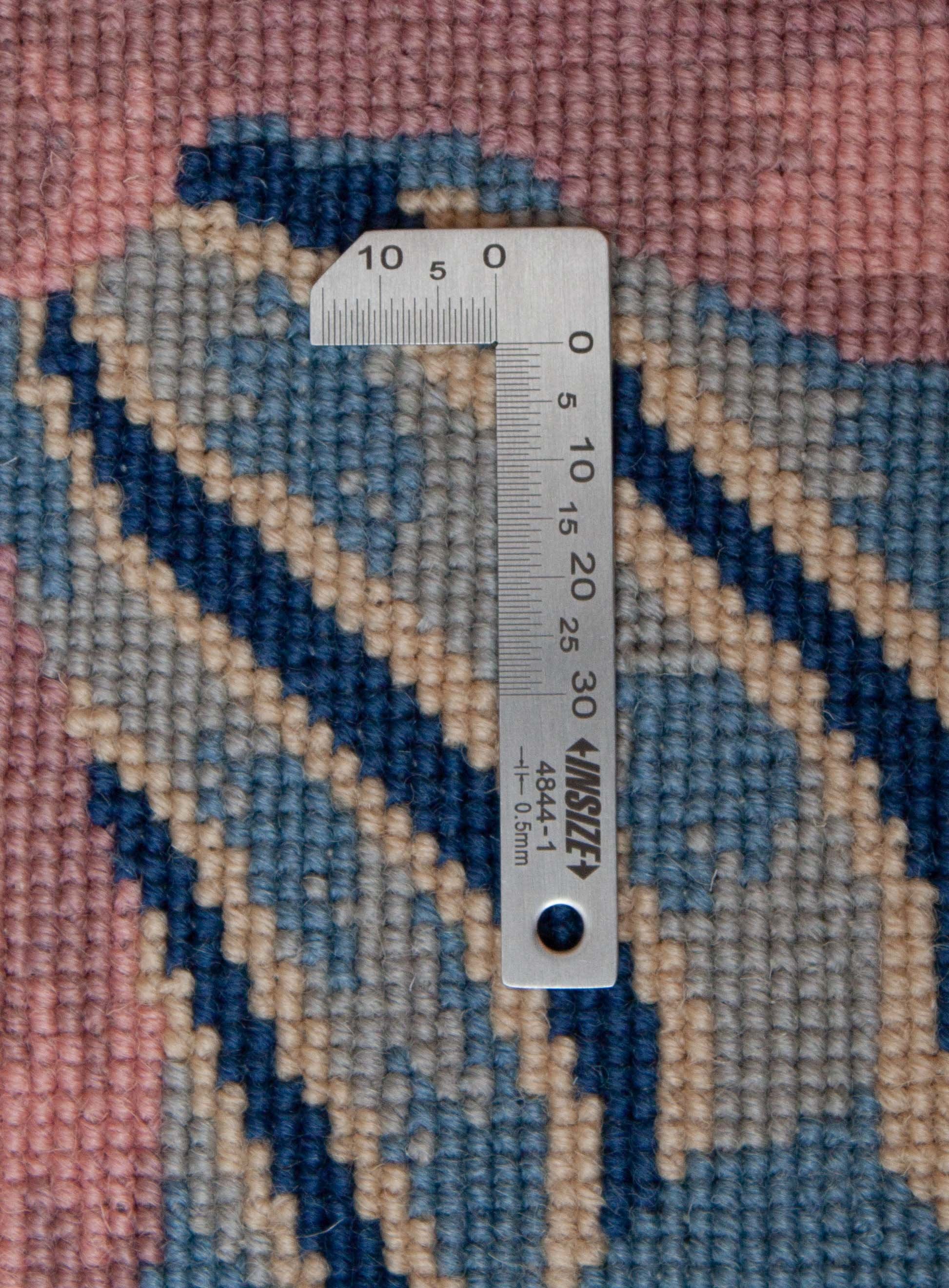 Eine Fotoaufnahme eines Needlepoint Teppichs.