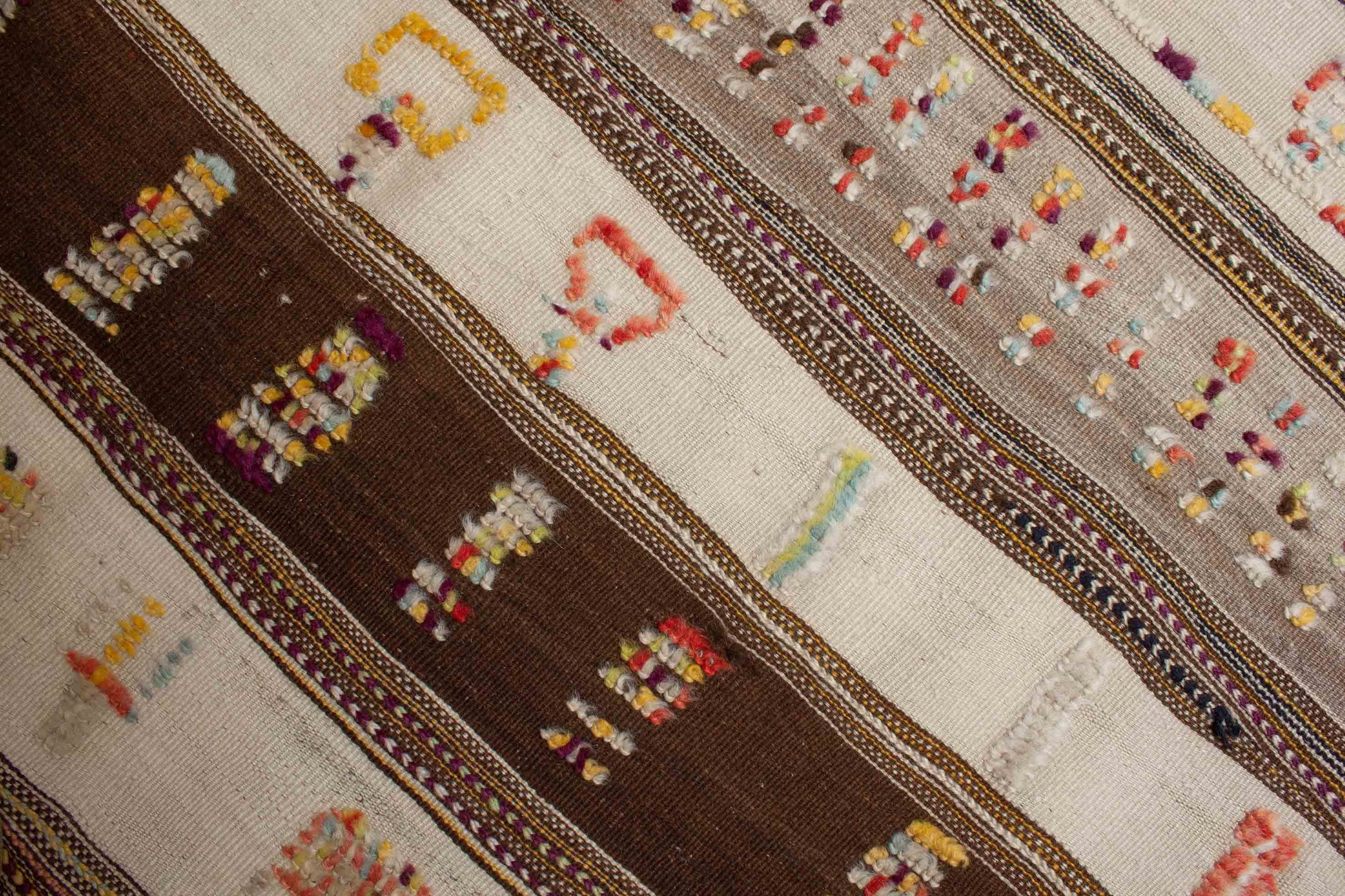Eine Fotoaufnahme eines Marokkanischer Kelim Teppichs.