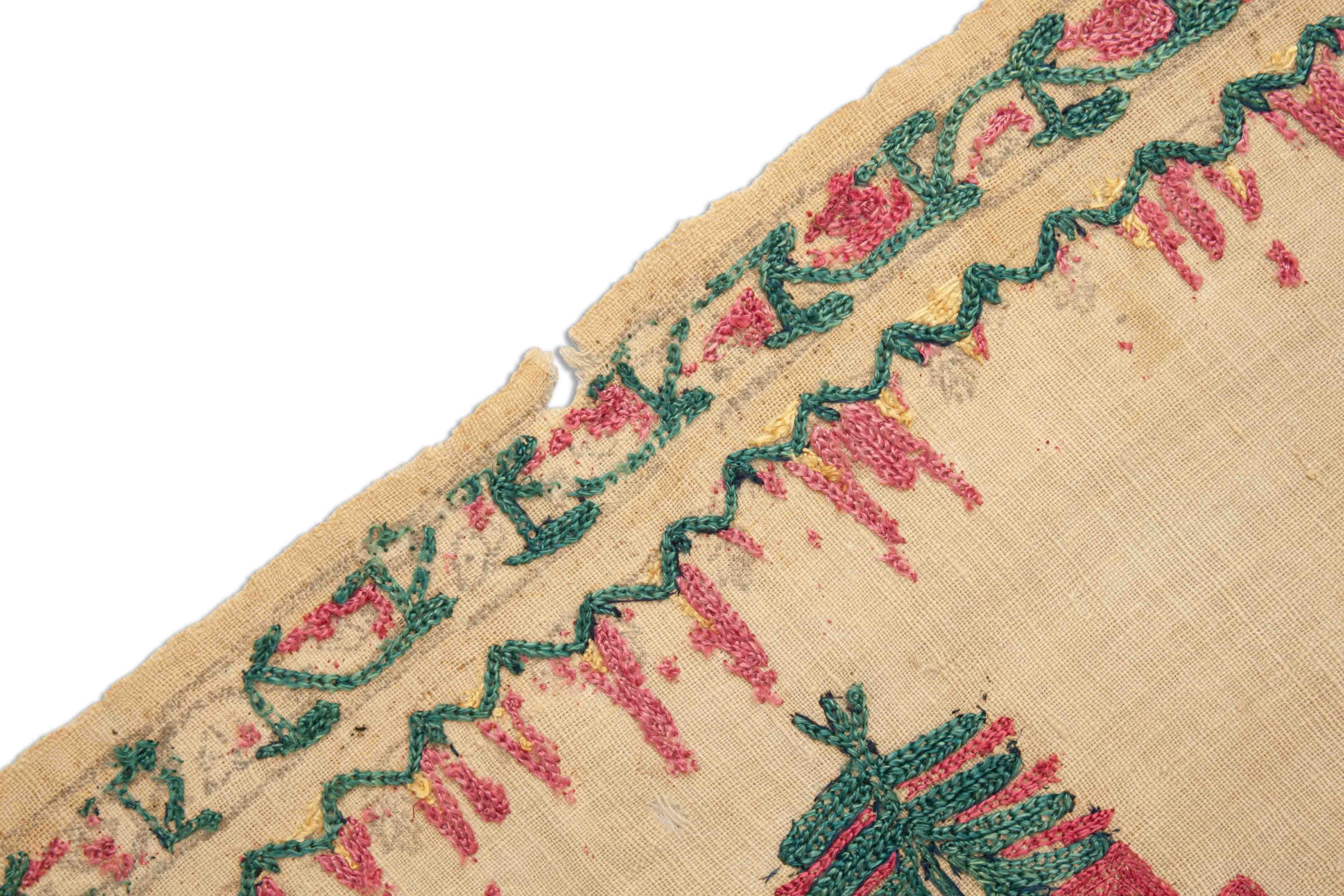 Eine Fotoaufnahme eines Antikes Textilfragment Teppichs.