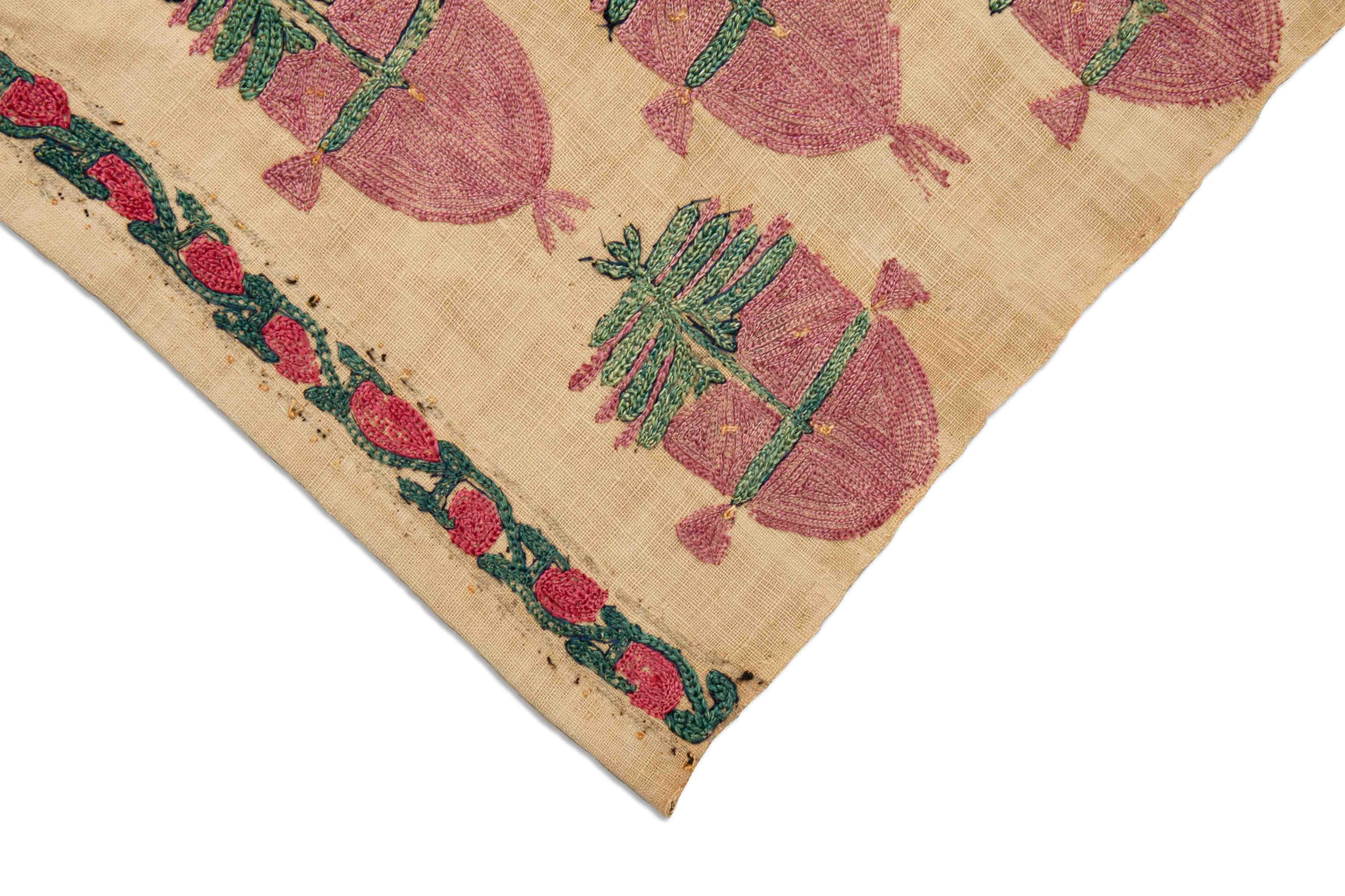 Eine Fotoaufnahme eines Antikes Textilfragment Teppichs.