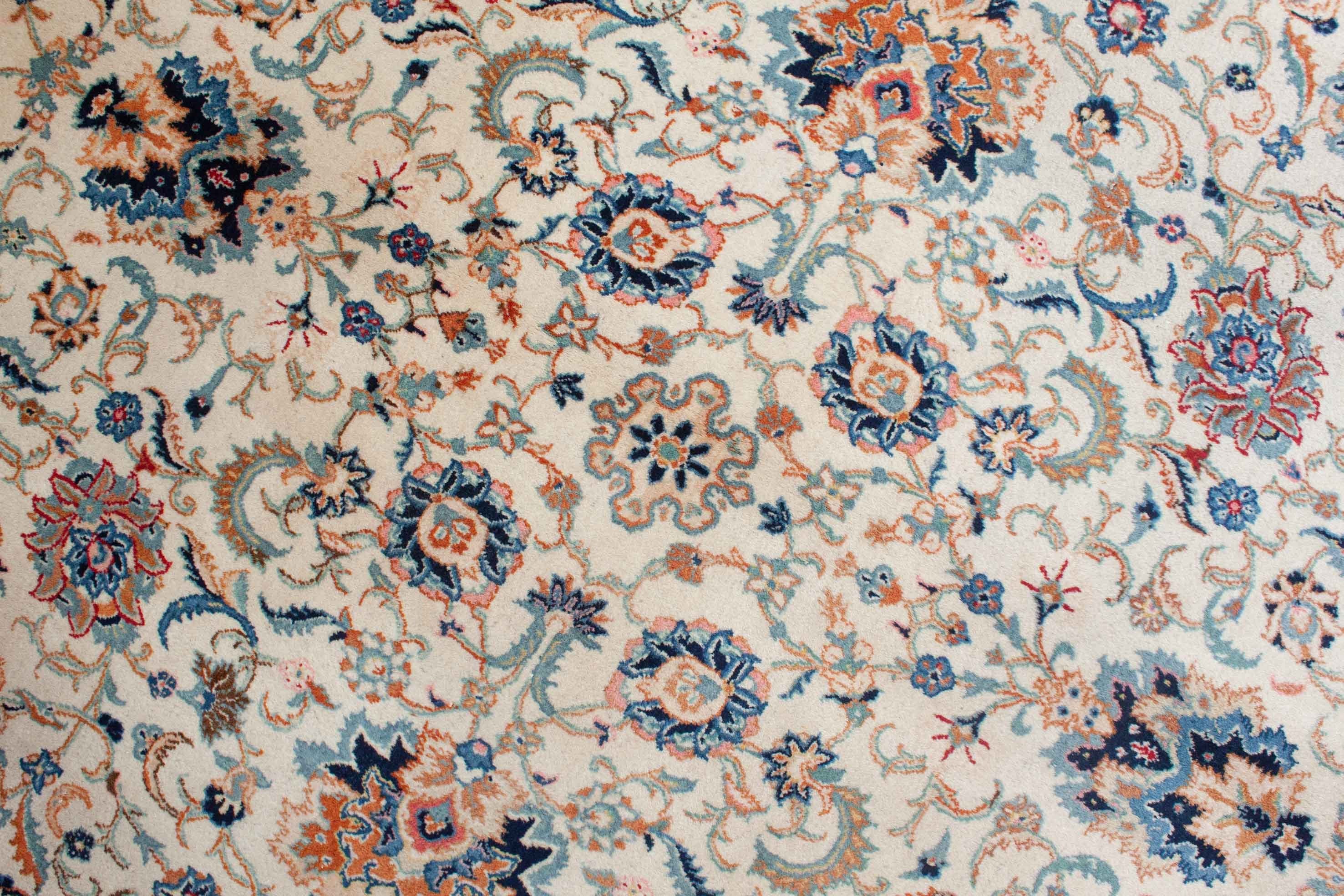 Eine Fotoaufnahme eines Keshan Teppichs.