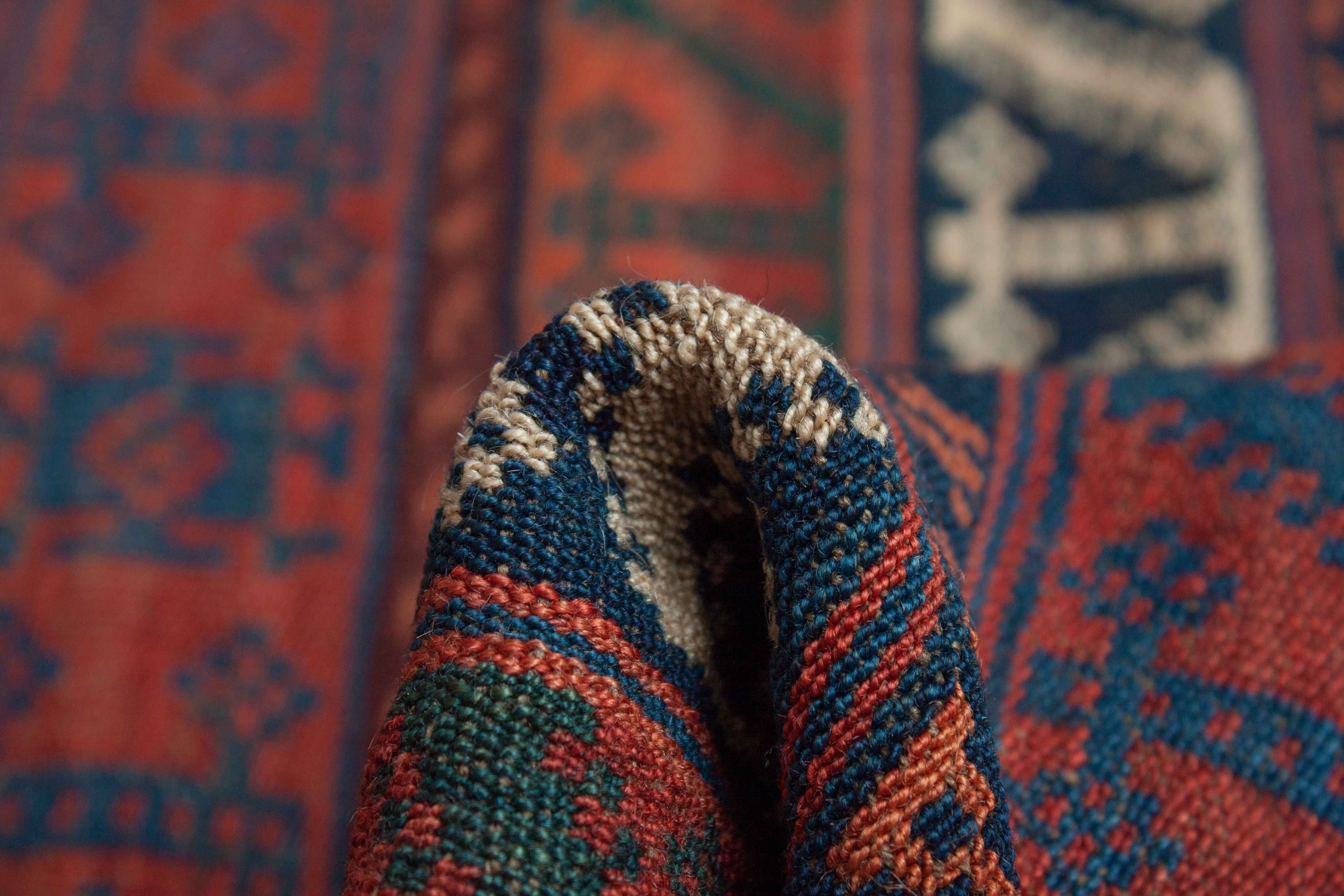 Eine Fotoaufnahme eines Jajim Kelim Teppichs.