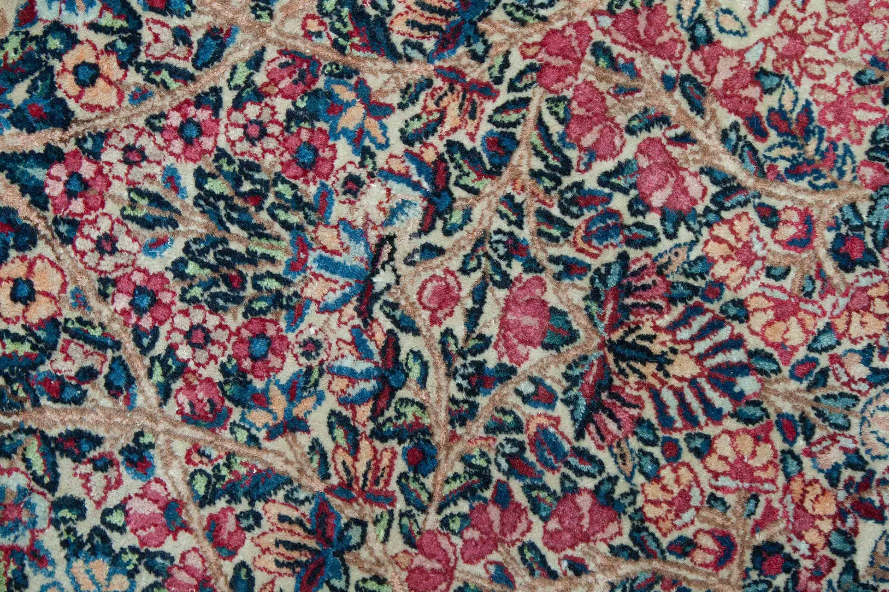 Eine Fotoaufnahme eines Kerman Teppichs.