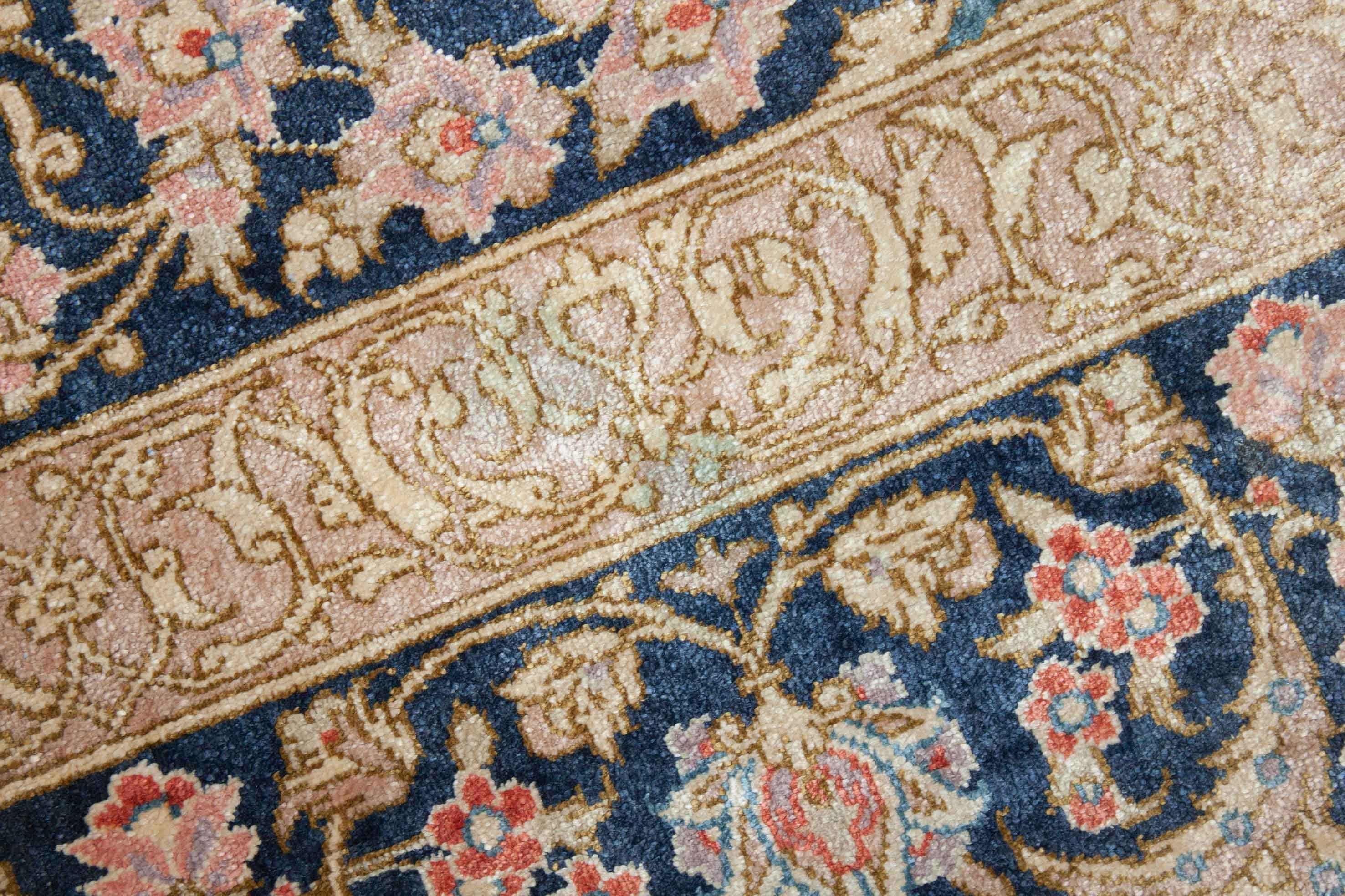 Eine Fotoaufnahme eines Ghom Teppichs.